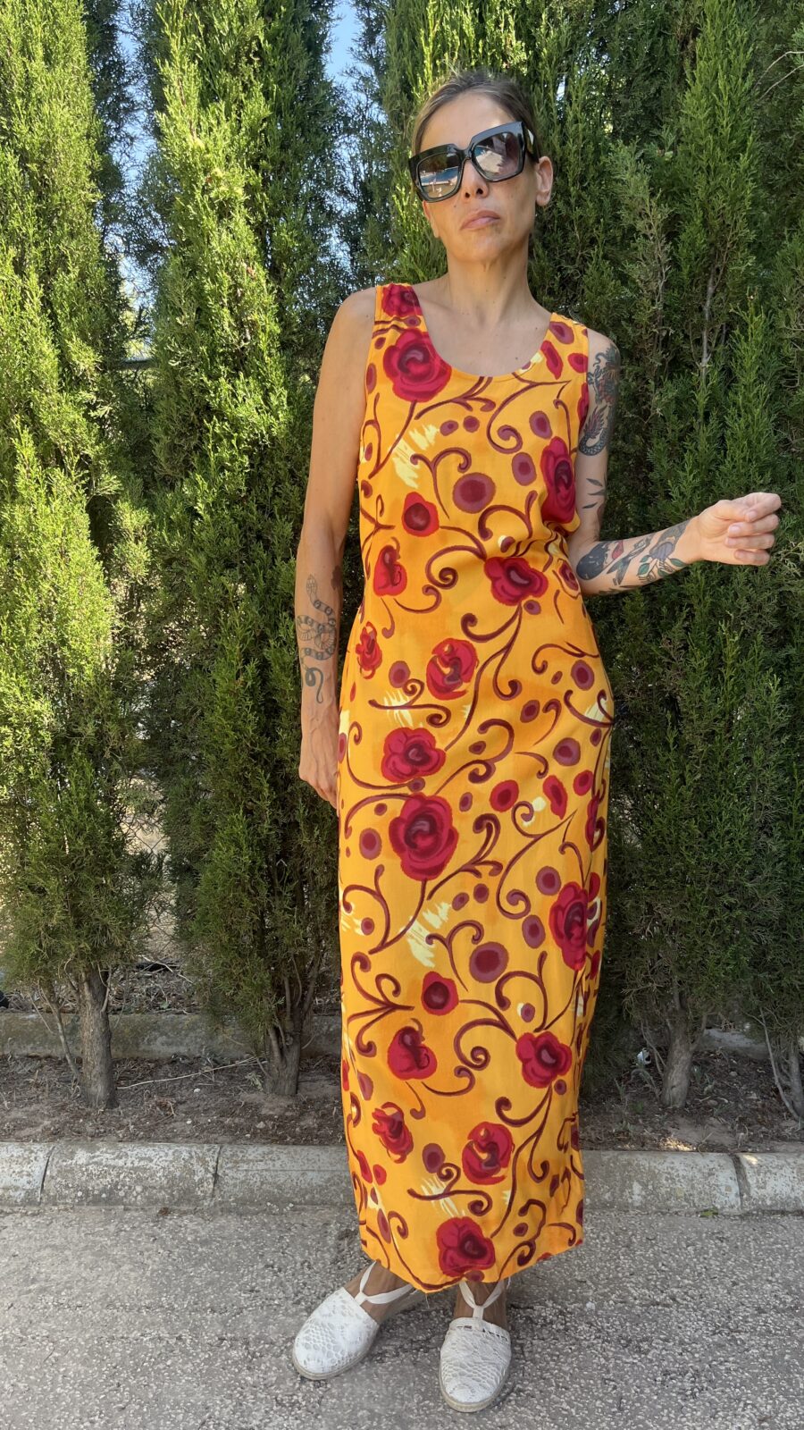 Vestido Vintage Años 90 de Viscosa con Estampado de Rosas Rojas y Lazo Trasero - Imagen 9