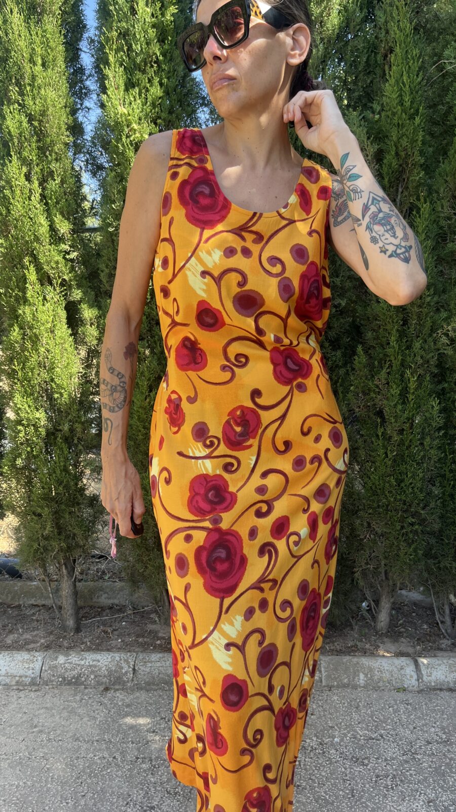 Vestido Vintage Años 90 de Viscosa con Estampado de Rosas Rojas y Lazo Trasero - Imagen 3