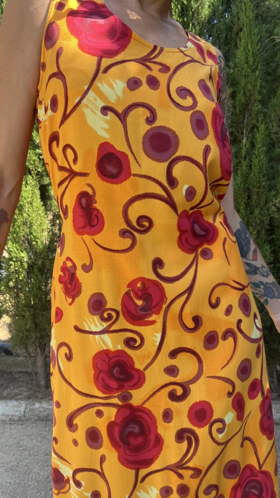 Vestido Vintage Años 90 de Viscosa con Estampado de Rosas Rojas y Lazo Trasero - Imagen 5