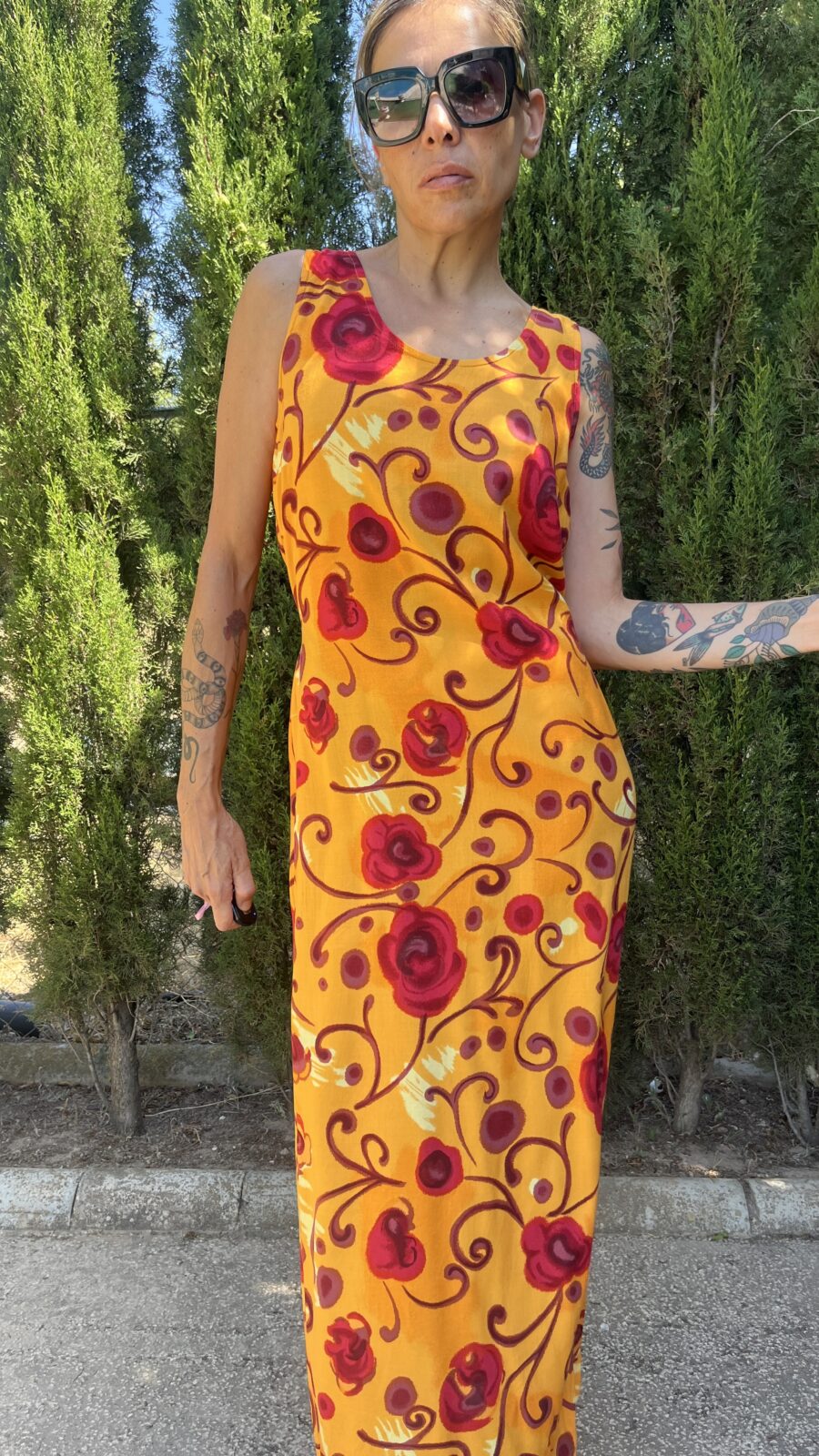 Vestido Vintage Años 90 de Viscosa con Estampado de Rosas Rojas y Lazo Trasero - Imagen 2