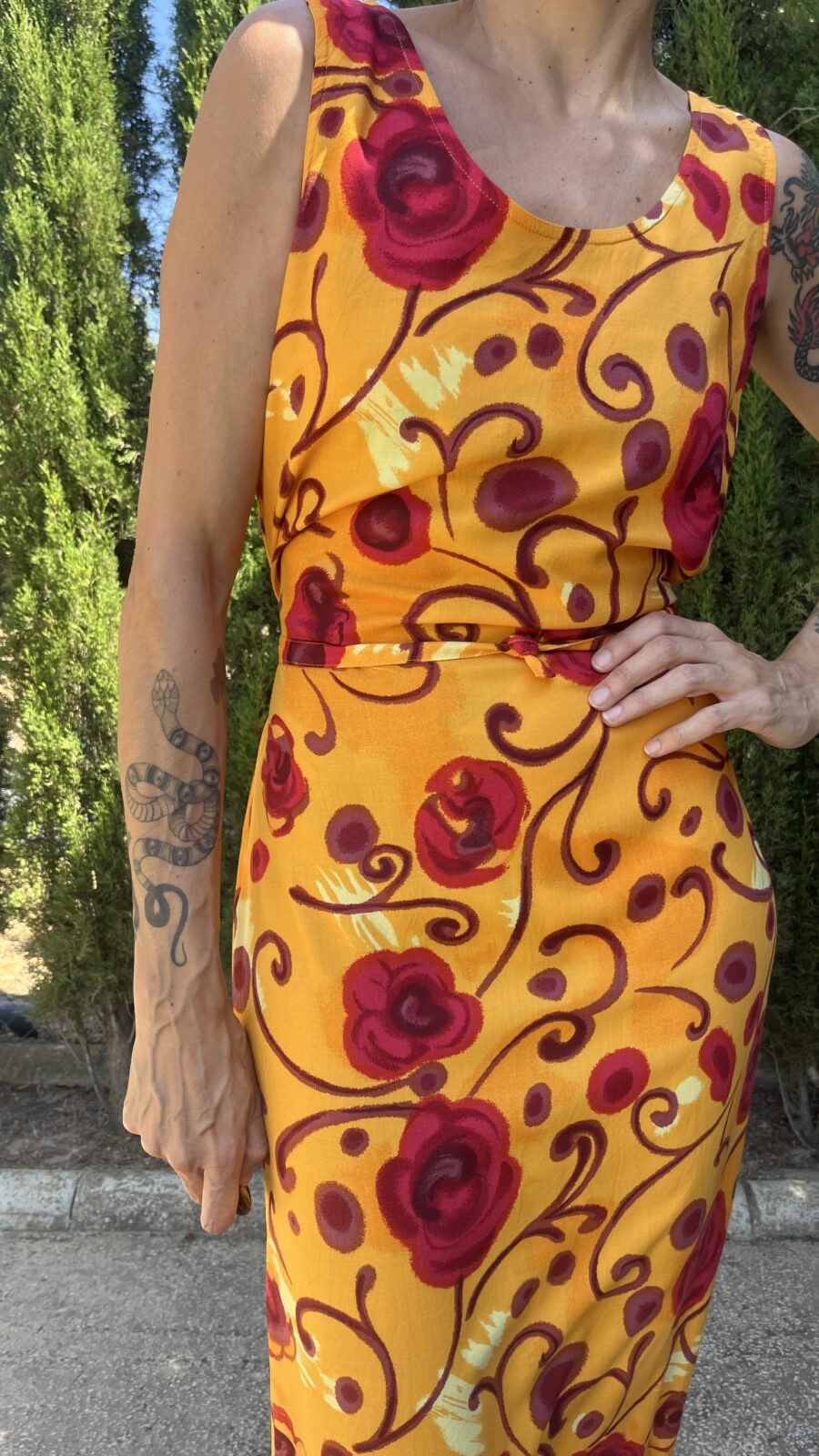 Vestido Vintage Años 90 de Viscosa con Estampado de Rosas Rojas y Lazo Trasero - Imagen 12