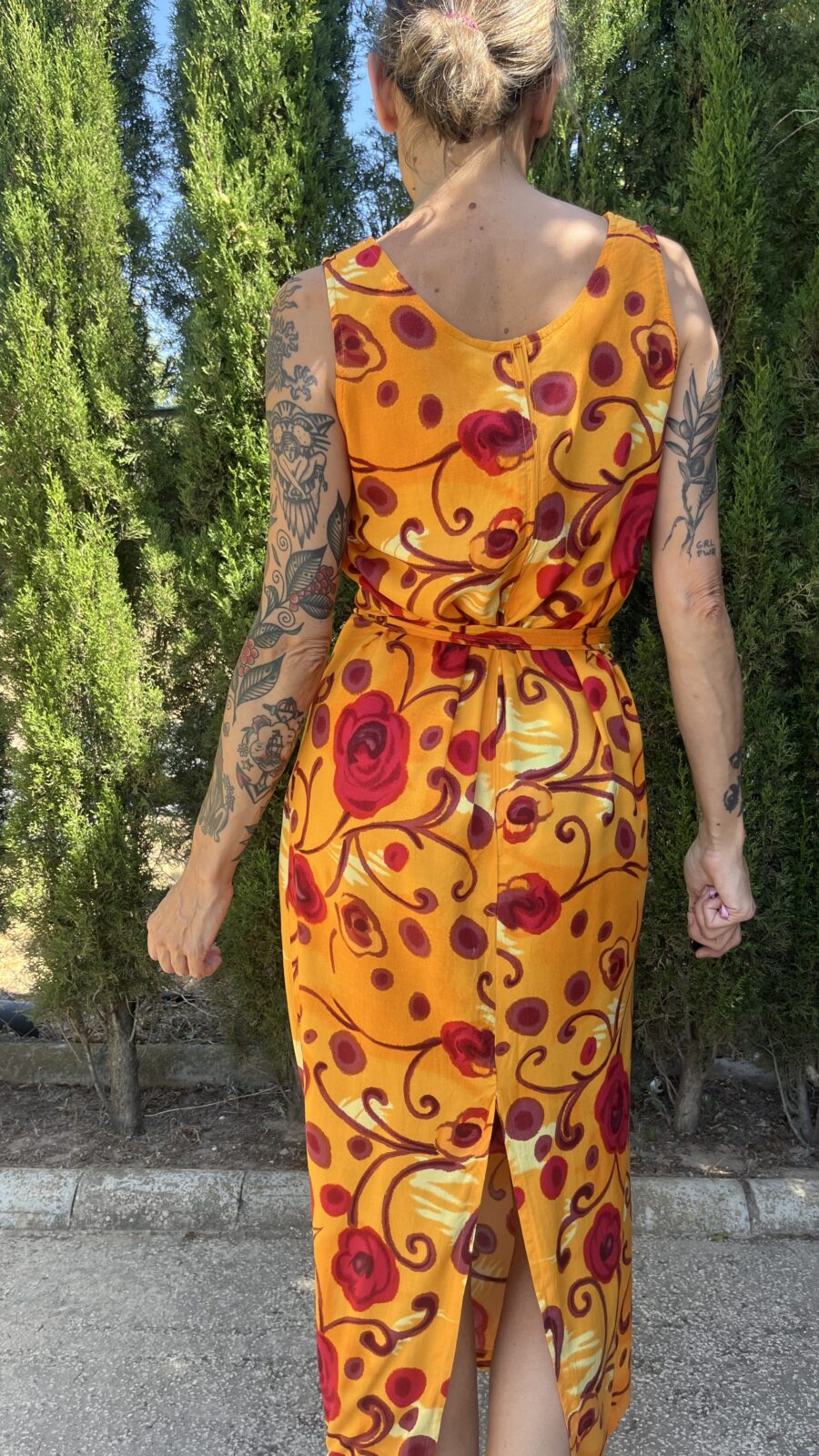 Vestido Vintage Años 90 de Viscosa con Estampado de Rosas Rojas y Lazo Trasero - Imagen 11