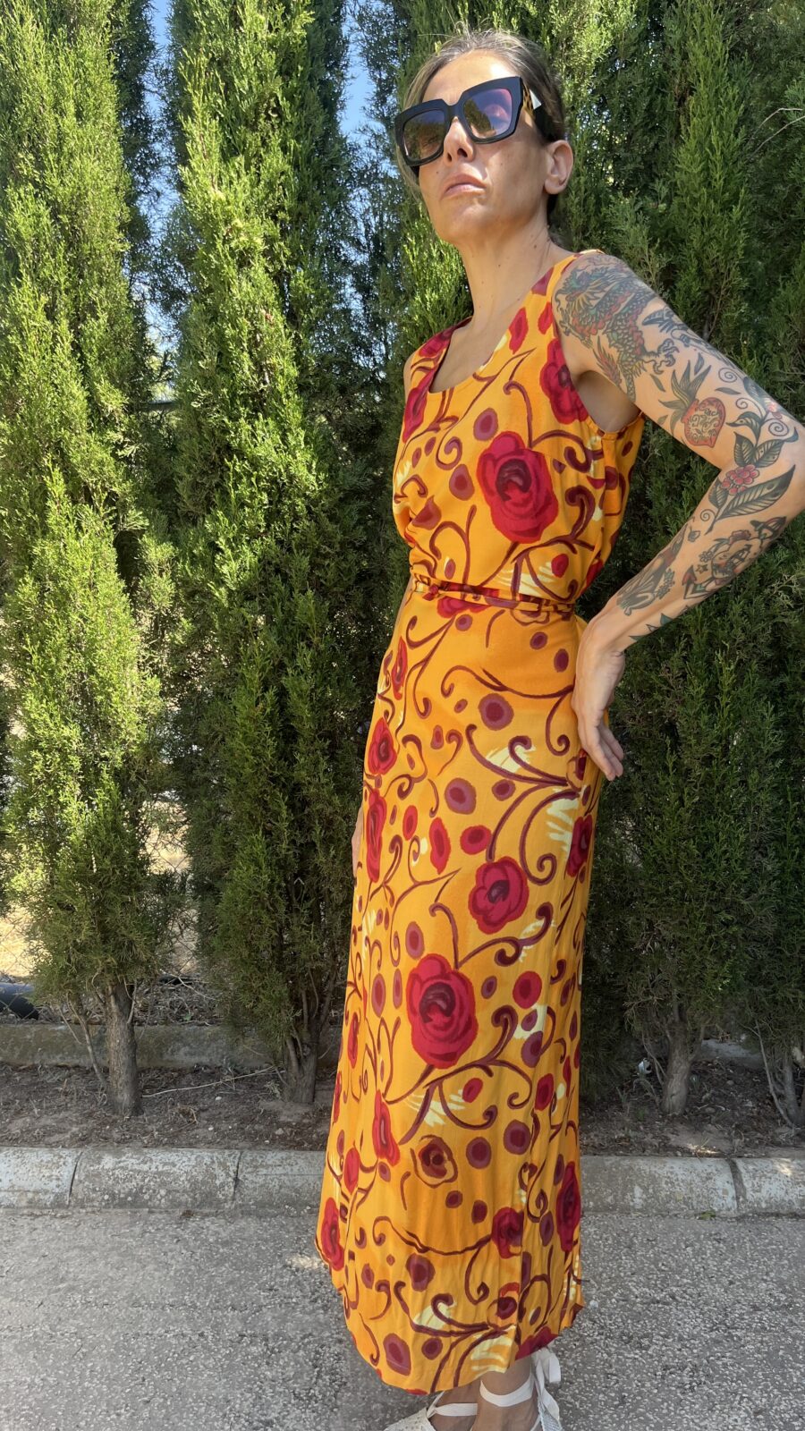 Vestido Vintage Años 90 de Viscosa con Estampado de Rosas Rojas y Lazo Trasero - Imagen 10