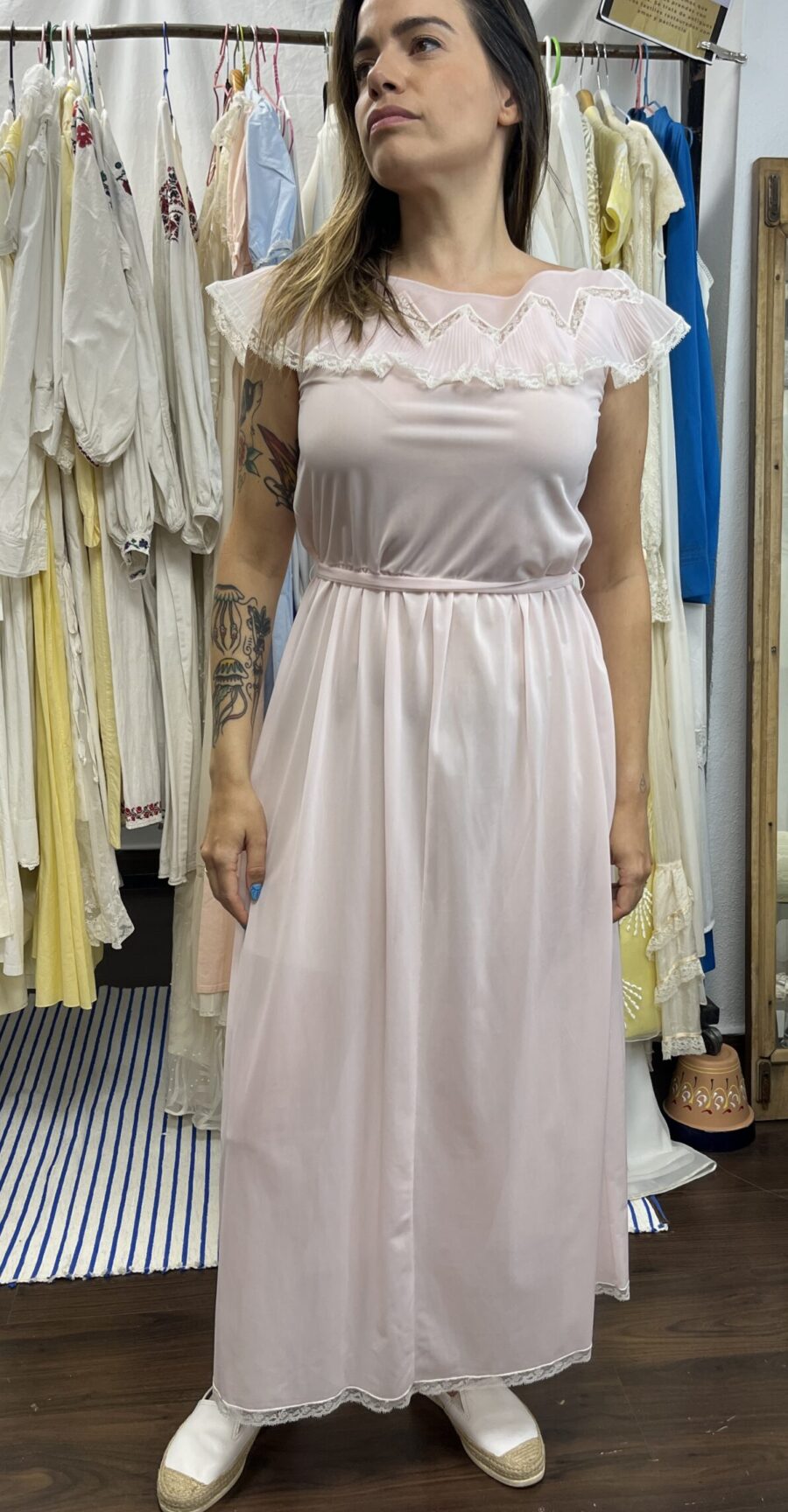 Camisón Vintage Rosa Pastel con Volante Plisado y Encaje – Años 70 - Imagen 2