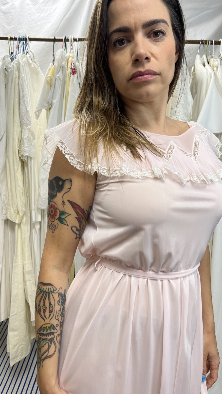 Camisón Vintage Rosa Pastel con Volante Plisado y Encaje – Años 70 - Imagen 4