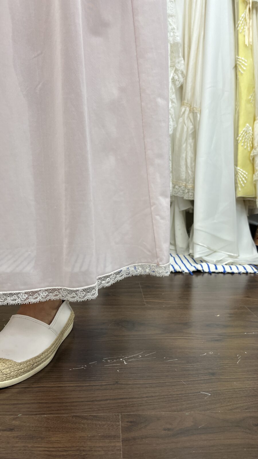 Camisón Vintage Rosa Pastel con Volante Plisado y Encaje – Años 70 - Imagen 6
