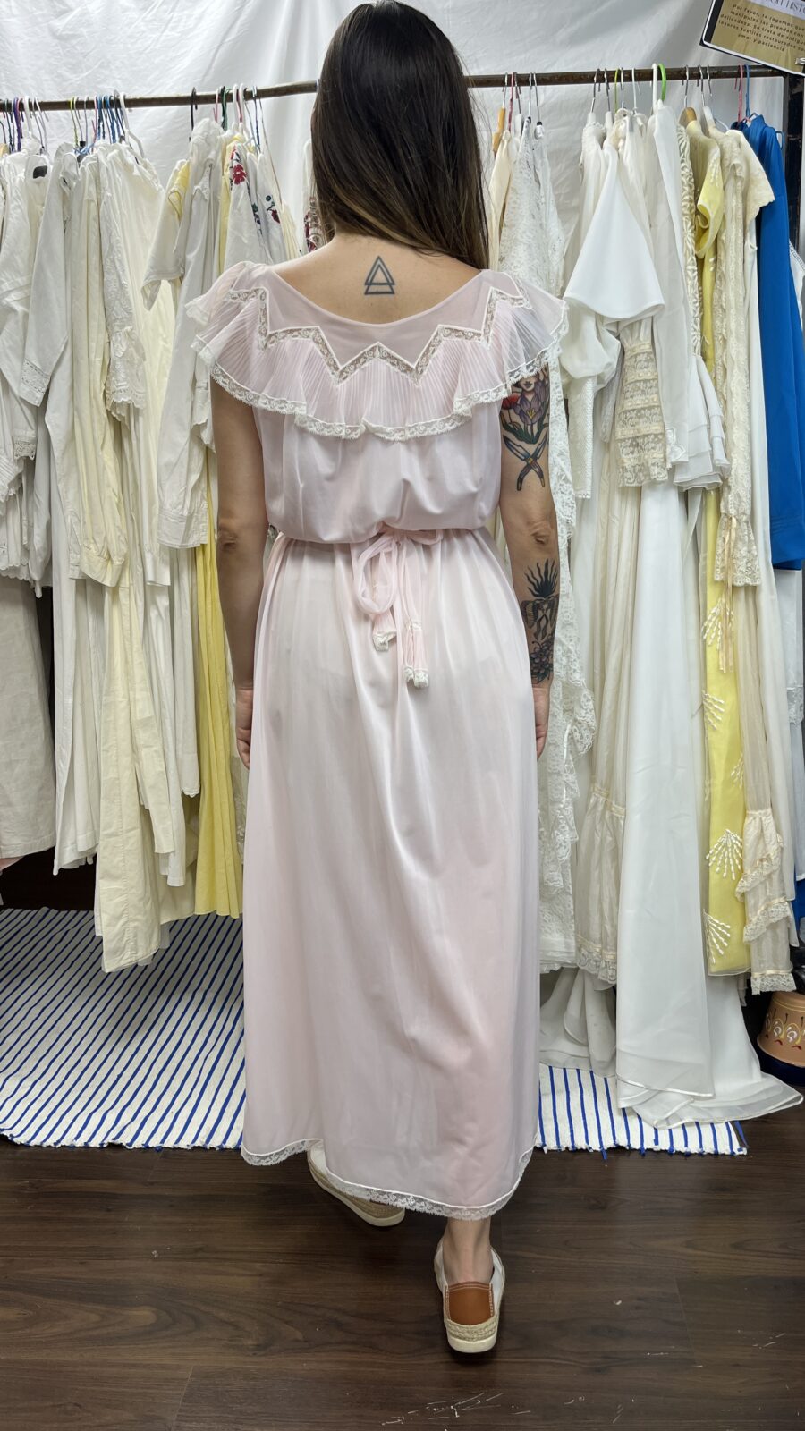 Camisón Vintage Rosa Pastel con Volante Plisado y Encaje – Años 70 - Imagen 5
