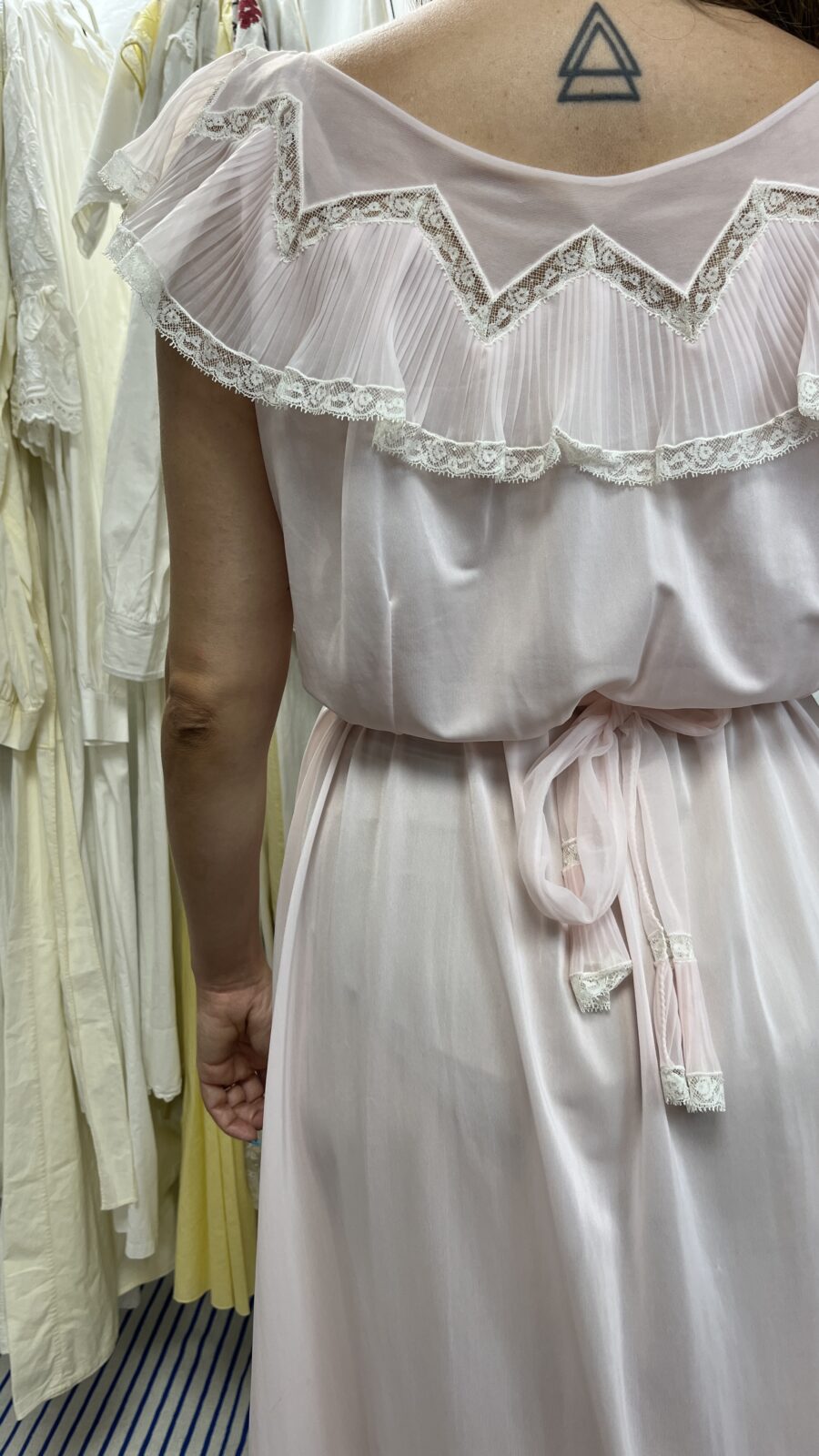 Camisón Vintage Rosa Pastel con Volante Plisado y Encaje – Años 70 - Imagen 3