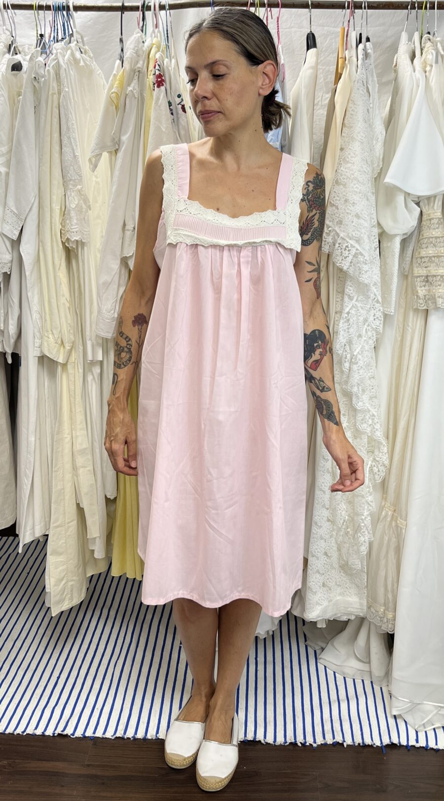 Camisón Vintage Rosa con Pechera de Encaje de Algodón Años 70 - Imagen 2