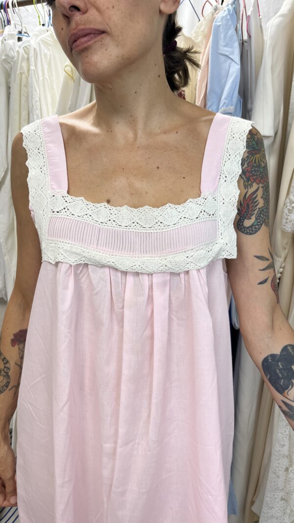 Camisón Vintage Rosa con Pechera de Encaje de Algodón – Años 70
