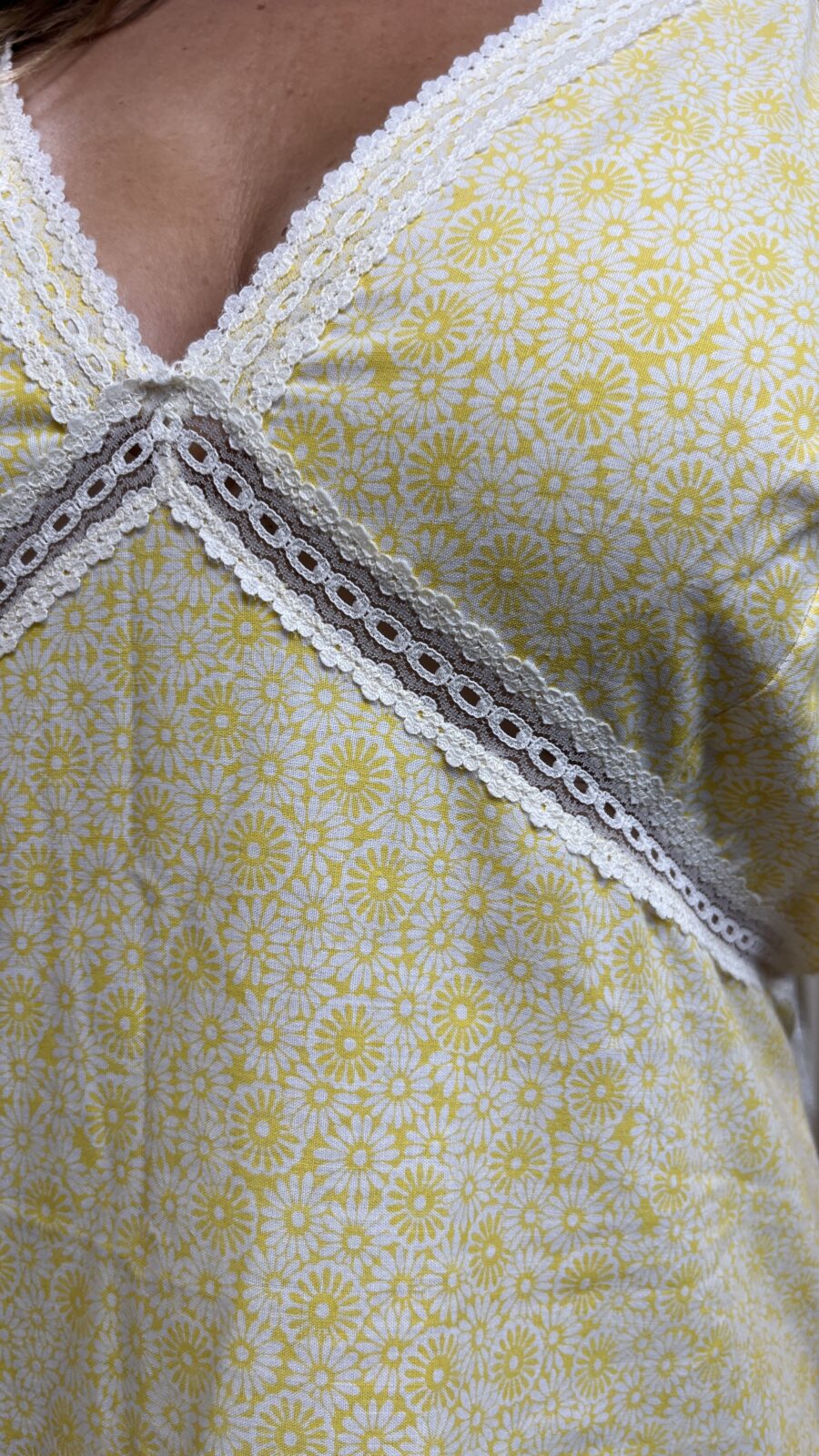 Camisón Vintage Amarillo con Estampado Floral y Encaje – Dama, Años 70 - Imagen 4