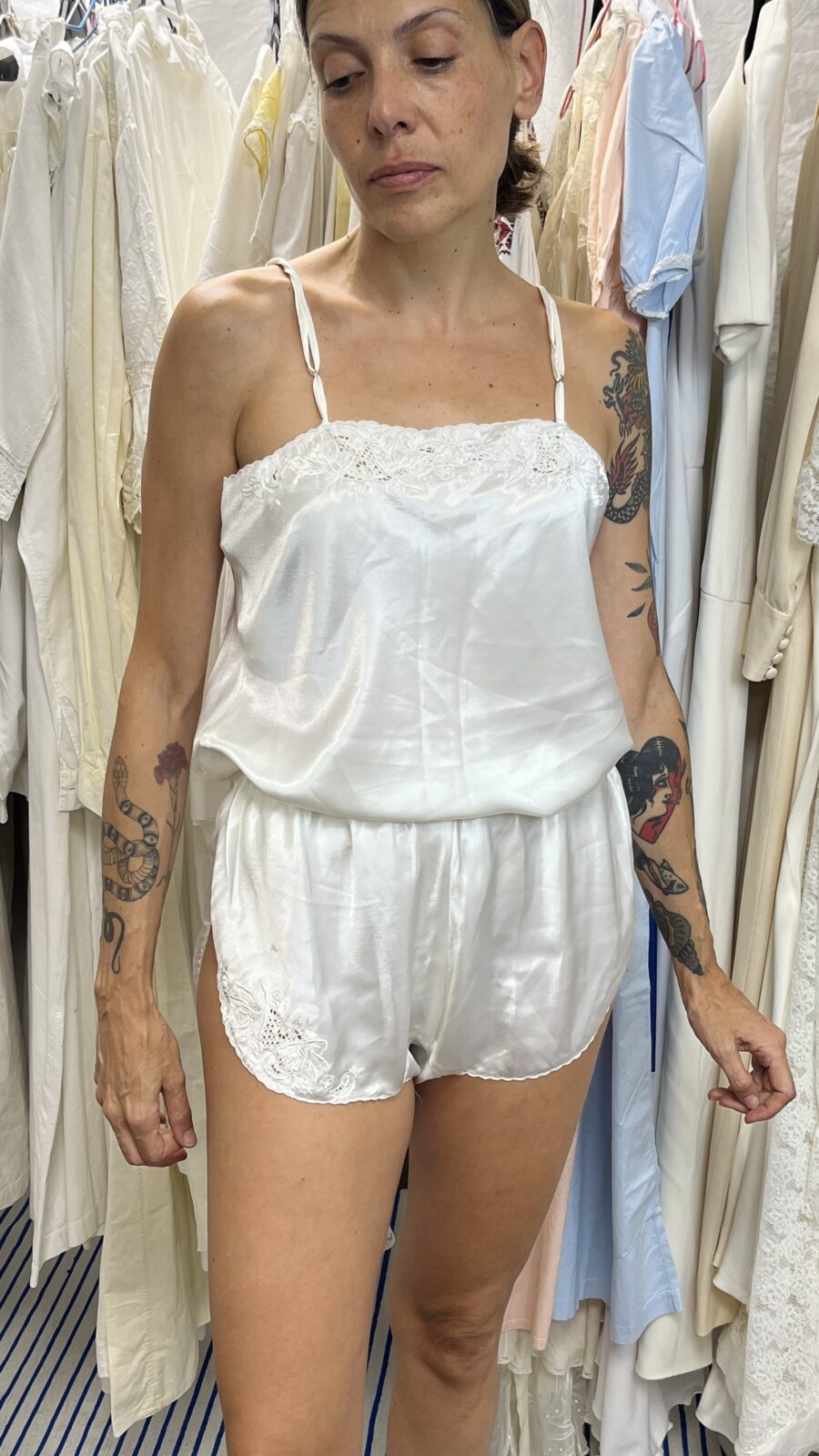 pijama vintage años 80, conjunto lencero bordado a mano, lencería satinada ochentera,