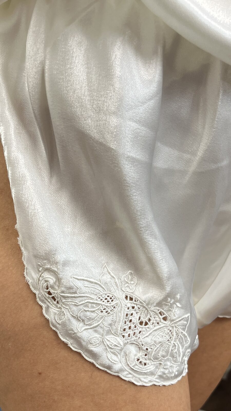 Conjunto pijamero Vintage de Satén Bordado a Mano Años 80 - Imagen 3