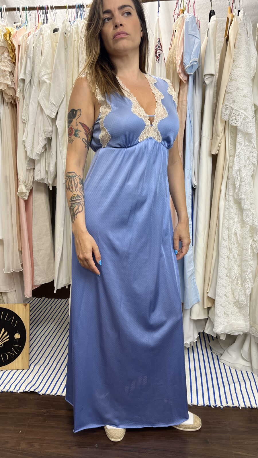Camisón Largo Vintage Azul Satinado con Encaje en el Escote Años 70 - Imagen 2