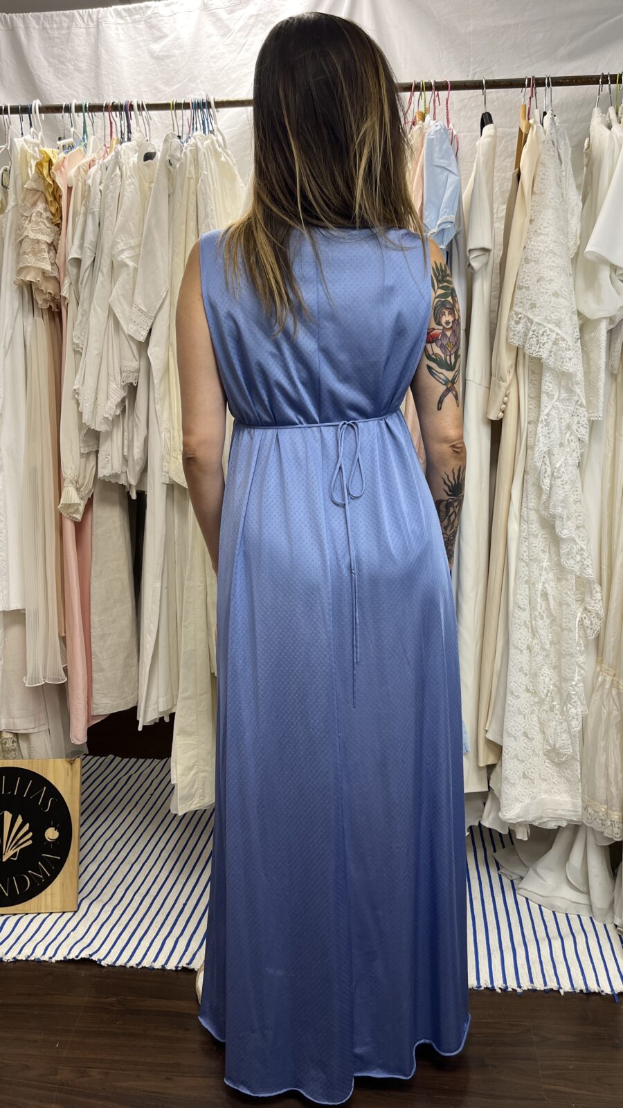 Camisón Largo Vintage Azul Satinado con Encaje en el Escote Años 70 - Imagen 4