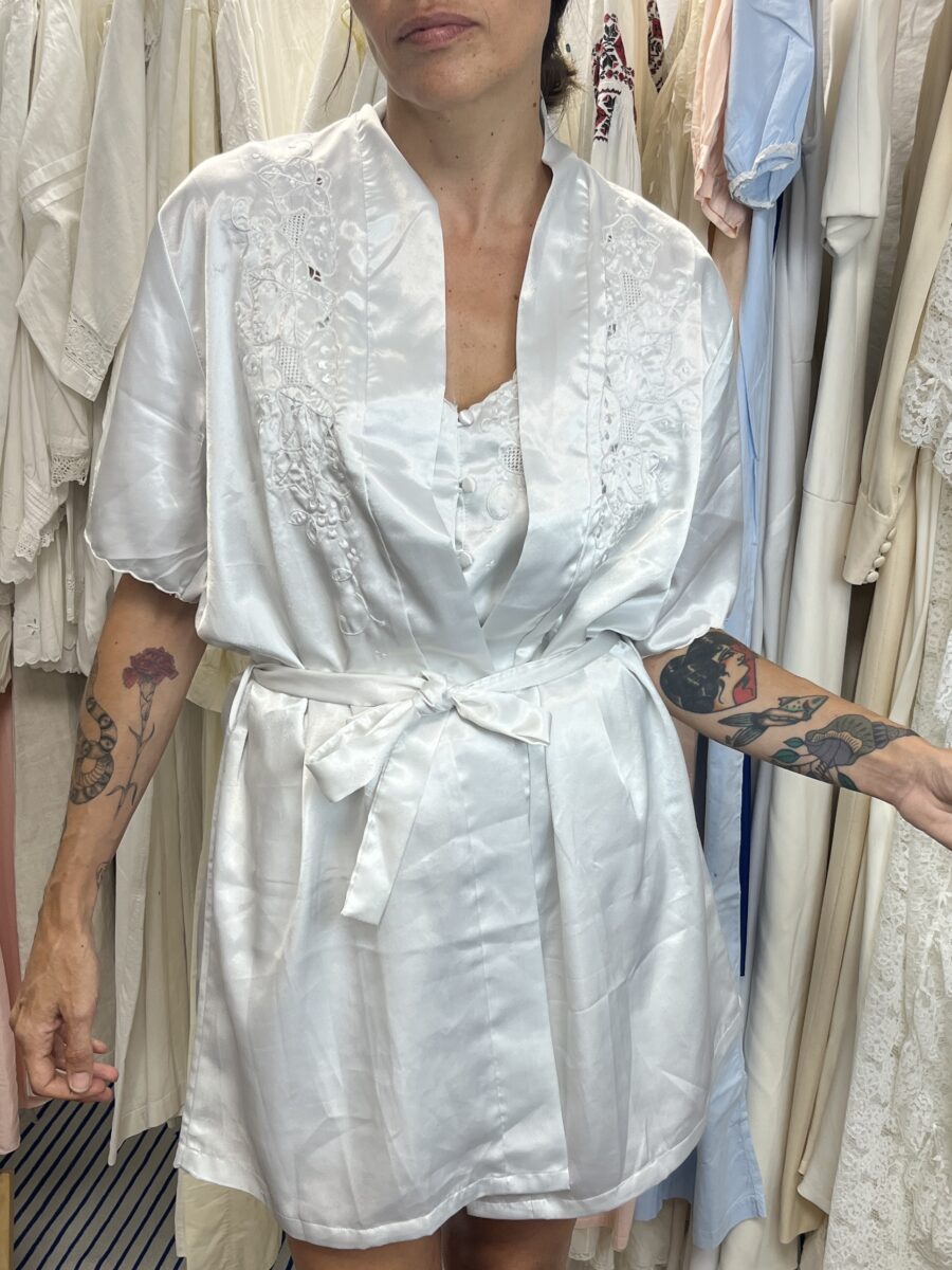 Conjunto Lencero Vintage en Satén Blanco con Bordados Florales - Imagen 8