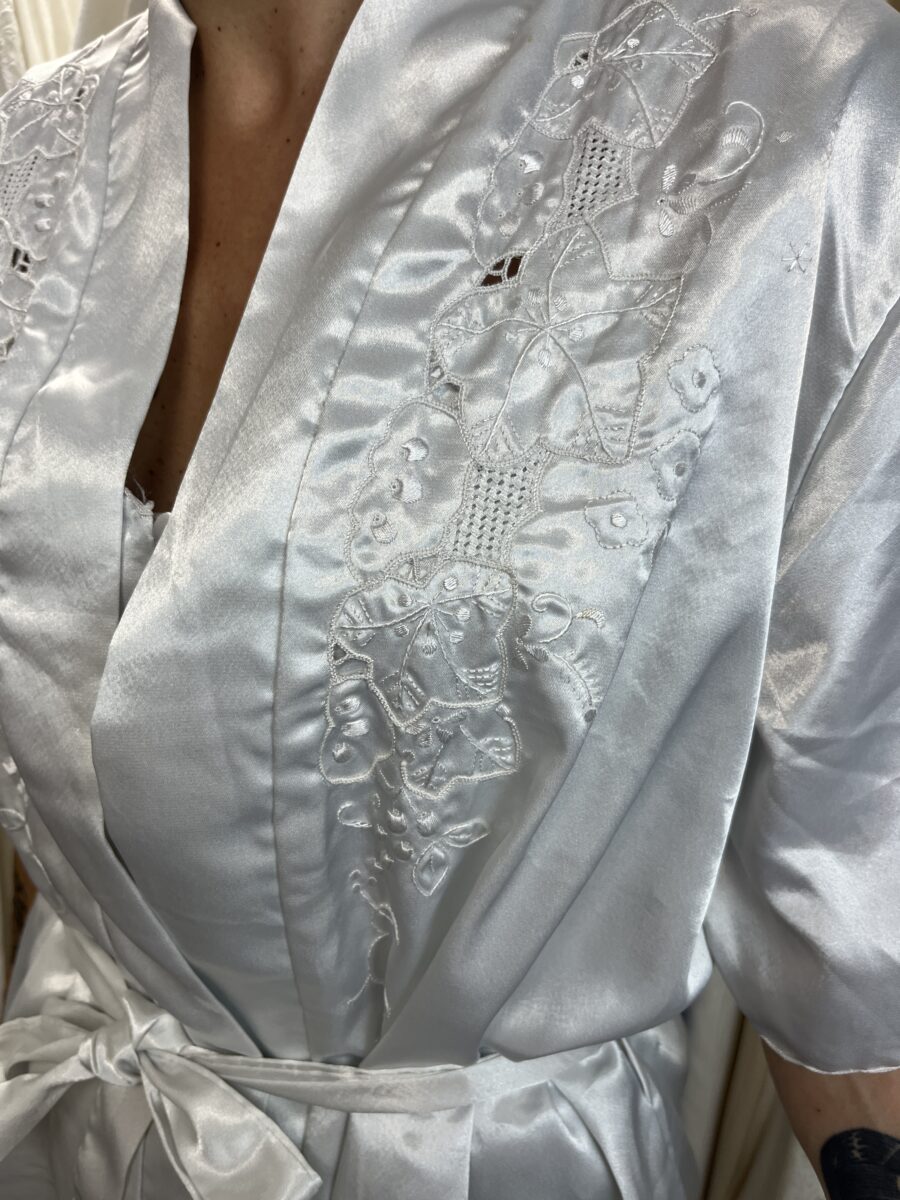 Conjunto Lencero Vintage en Satén Blanco con Bordados Florales - Imagen 9