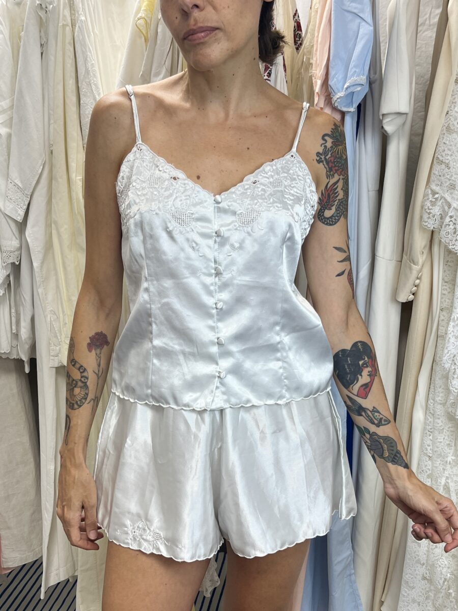 Conjunto Lencero Vintage en Satén Blanco con Bordados Florales - Imagen 3