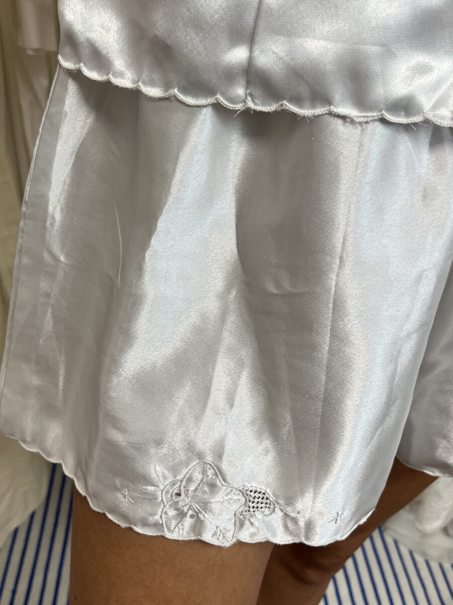 Conjunto Lencero Vintage en Satén Blanco con Bordados Florales - Imagen 7