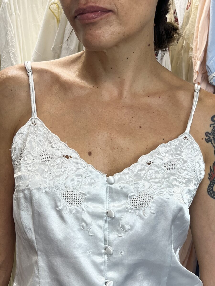 Conjunto Lencero Vintage en Satén Blanco con Bordados Florales - Imagen 4