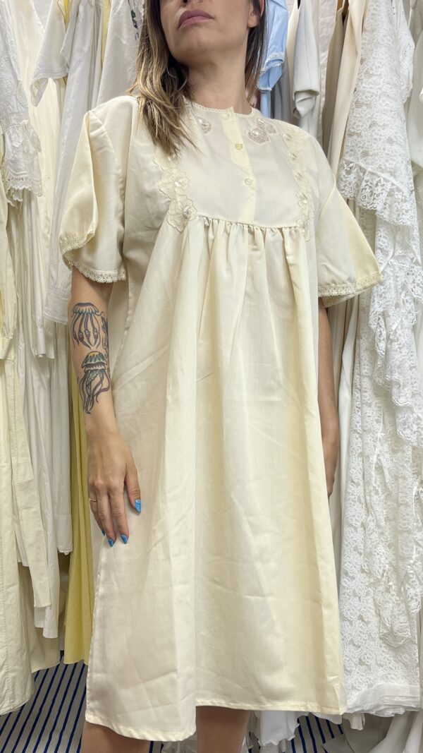 Camisón Vintage de Algodón con Bordados Florales y Encaje – Años 70