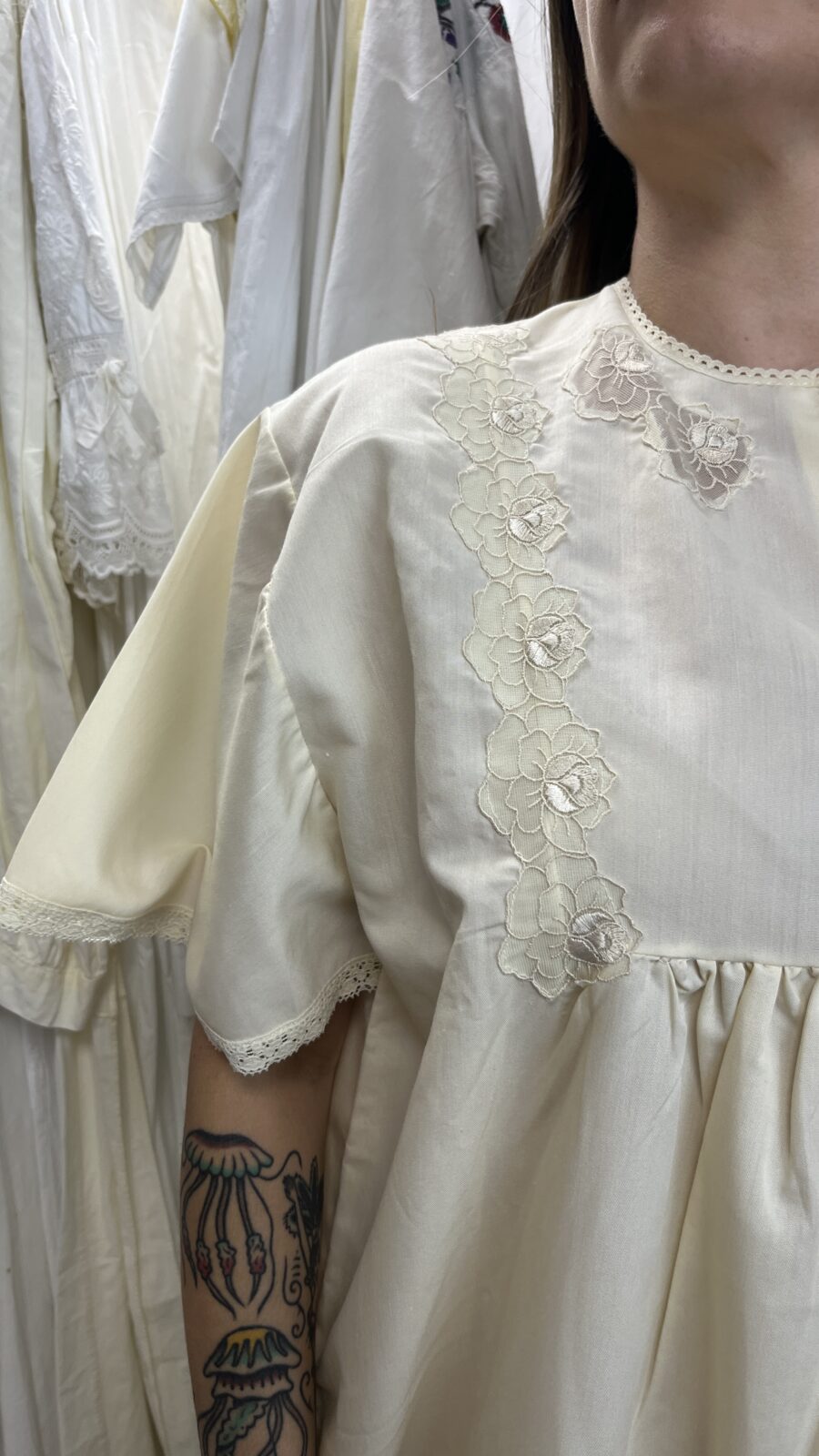 Camisón Vintage de Algodón con Bordados Florales y Encaje Años 70 - Imagen 3