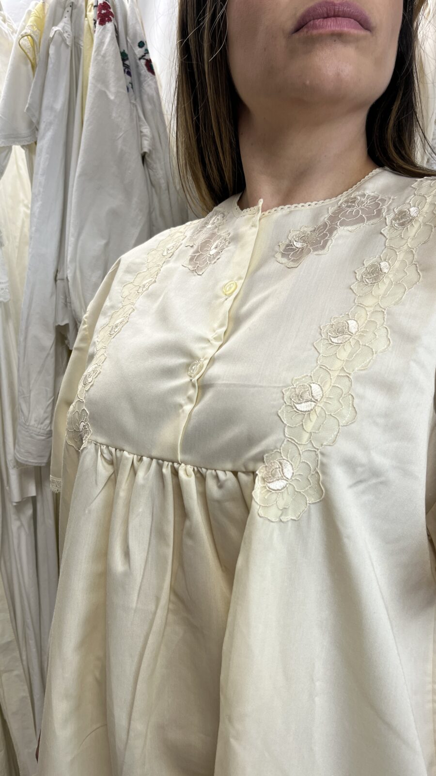Camisón Vintage de Algodón con Bordados Florales y Encaje Años 70 - Imagen 2