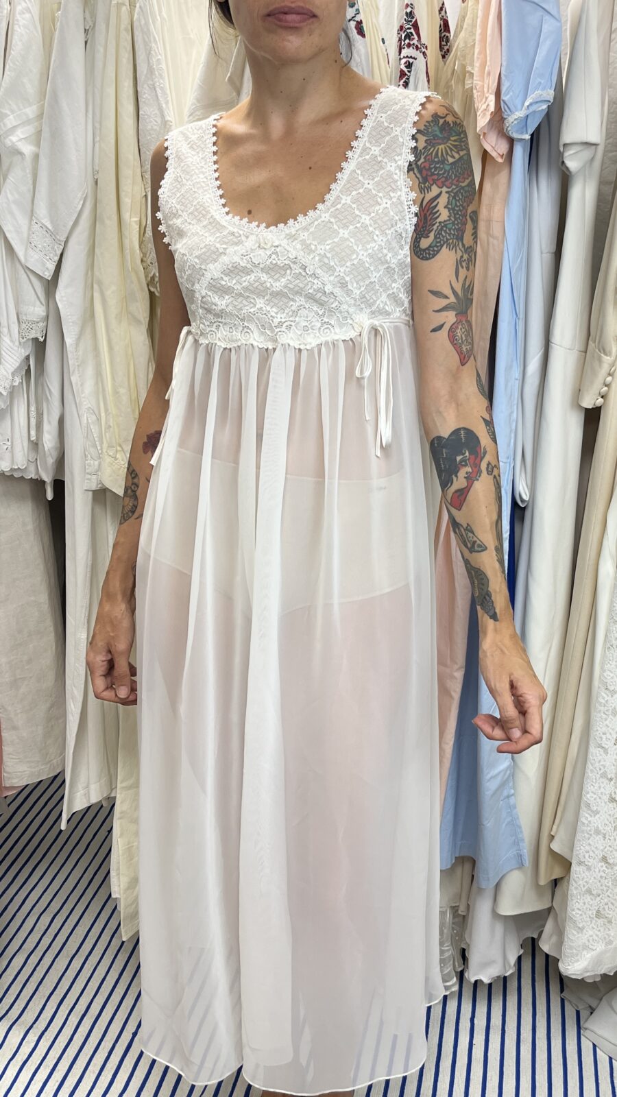 Camisón Vintage Blanco de Encaje y Gasa Revic (Años 70) - Imagen 5