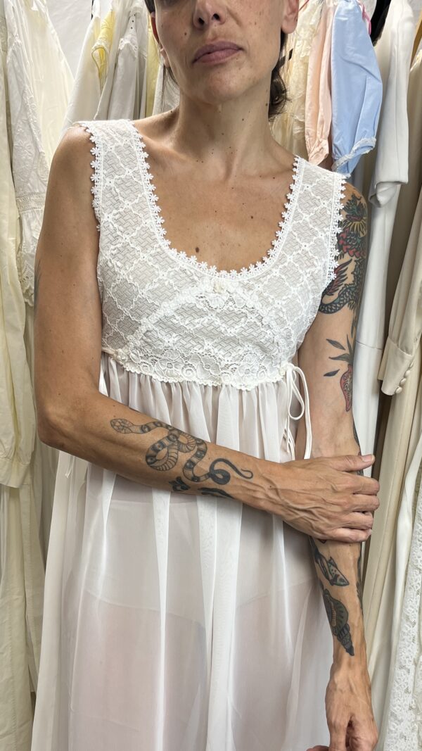 Camisón Vintage Blanco de Encaje y Gasa Revic (Años 70)