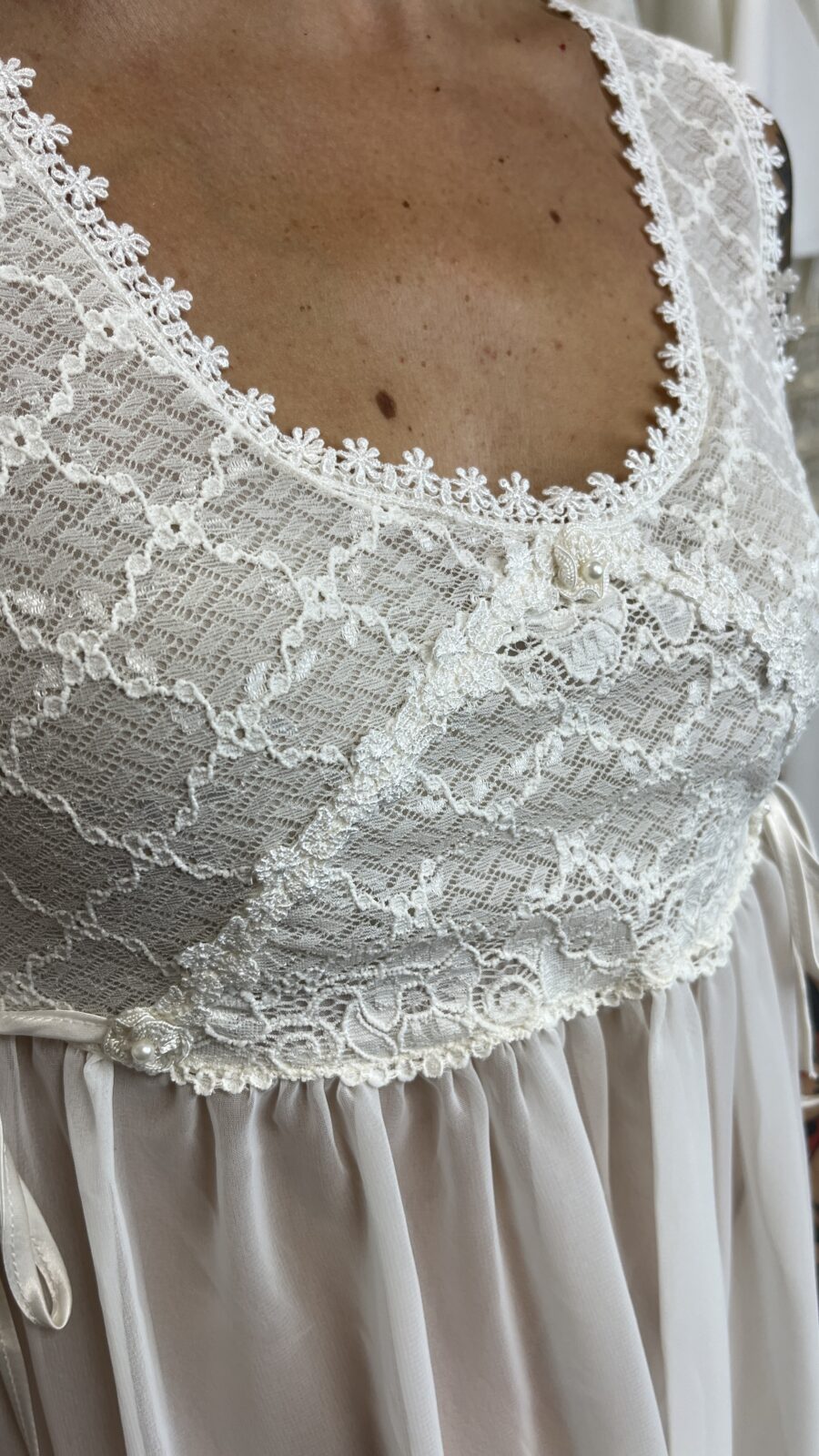 Camisón Vintage Blanco de Encaje y Gasa Revic (Años 70) - Imagen 3