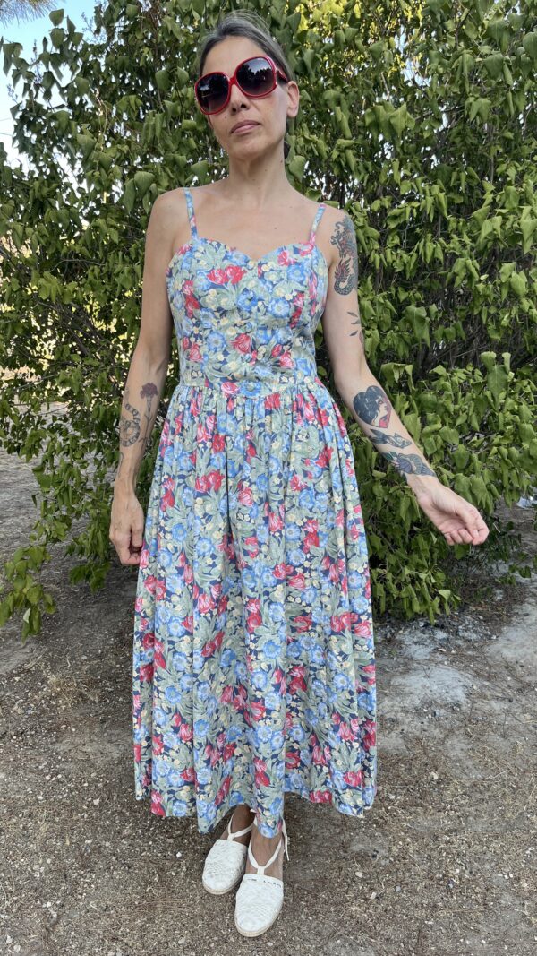 vestido vintage Laura Ashley, vestido algodón estampado flores, vestido midi años 80, vestido vintage hecho en Gran Bretaña, vestido tirantes vintage, vestido romántico Laura Ashley, vestido floral azul y rojo, vestido con vuelo retro, vestido icónico años 80, moda vintage romántica