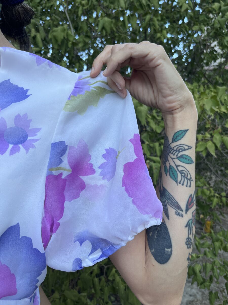 Vestido Vintage Años 70 de Chiffon Floral en Tonos Malva, Fucsia y Lavanda - Imagen 5