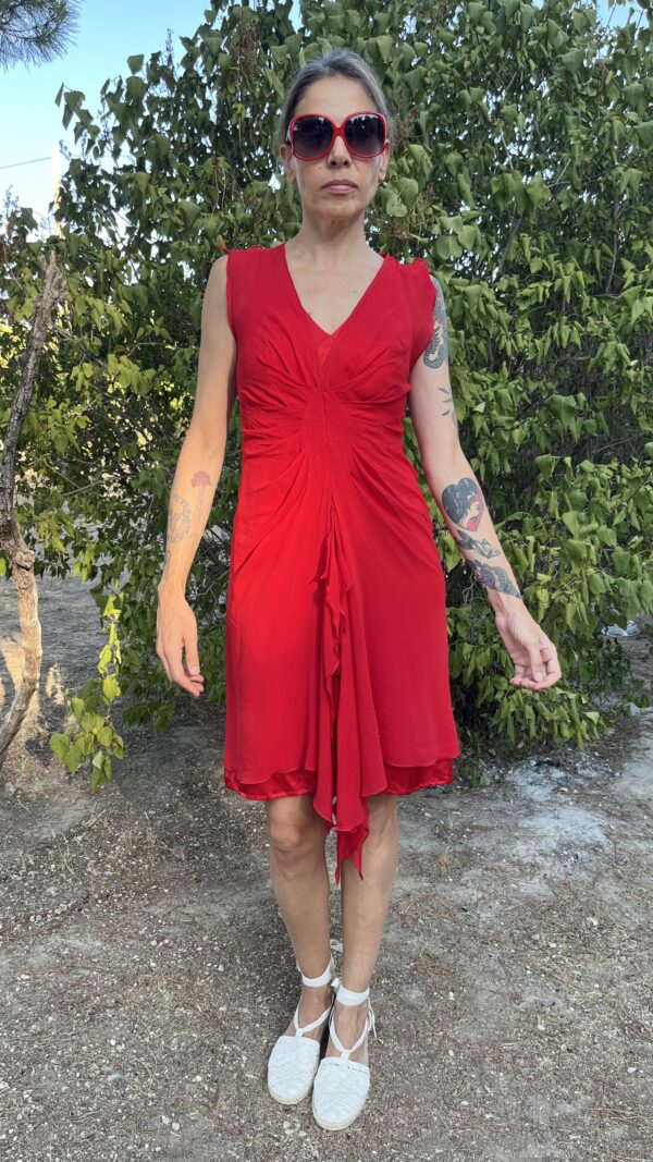 vestido seda natural, vestido rojo elegante, vestido Moskada, vestido de fiesta años 2000, vestido midi drapeado, vestido sin mangas ceremonia, moda española de autor.