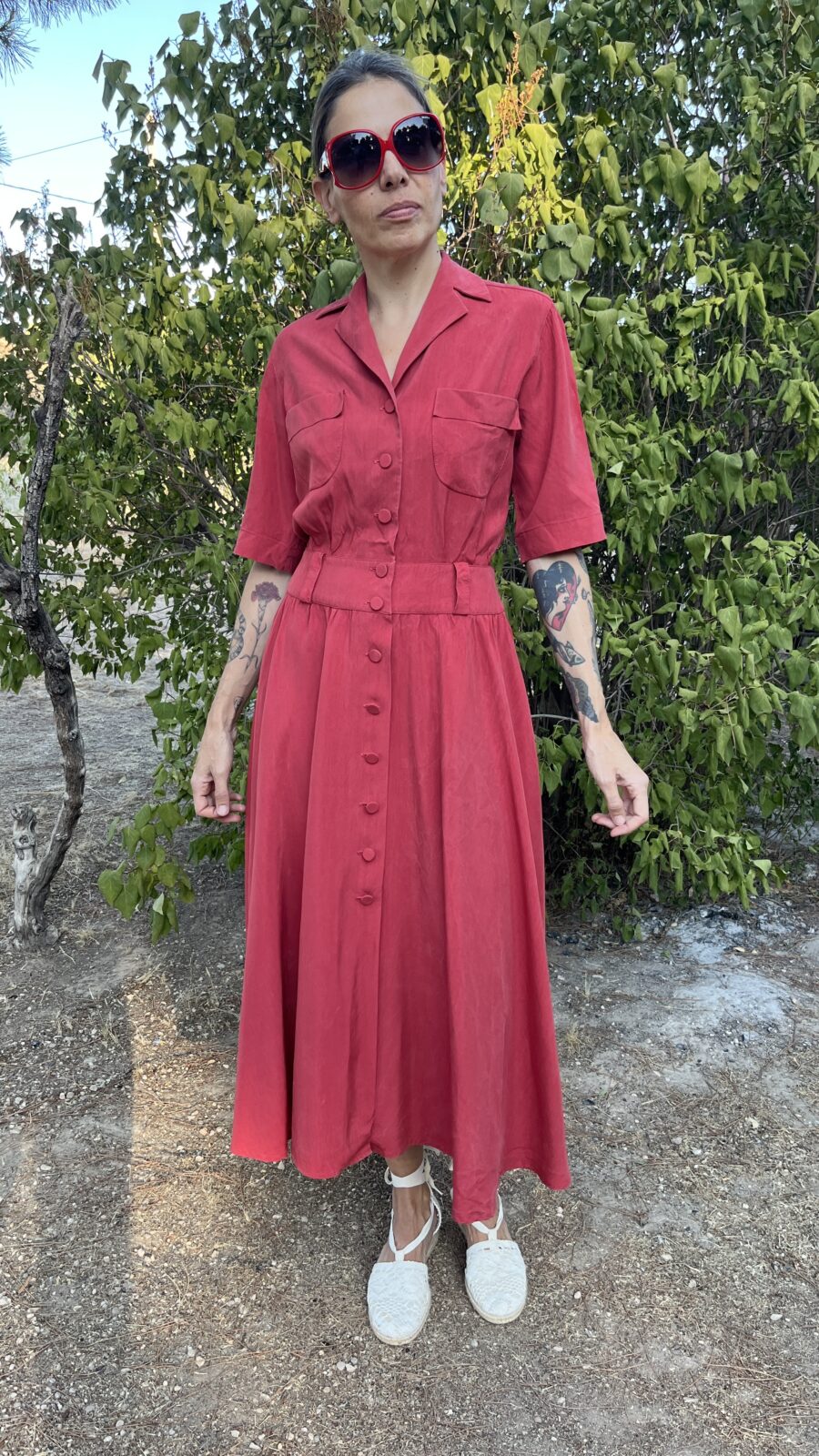 Vestido Vintage Camisero Rojo Coral de los Años 80 – Cintura Alta y Botonería Forrada - Imagen 5