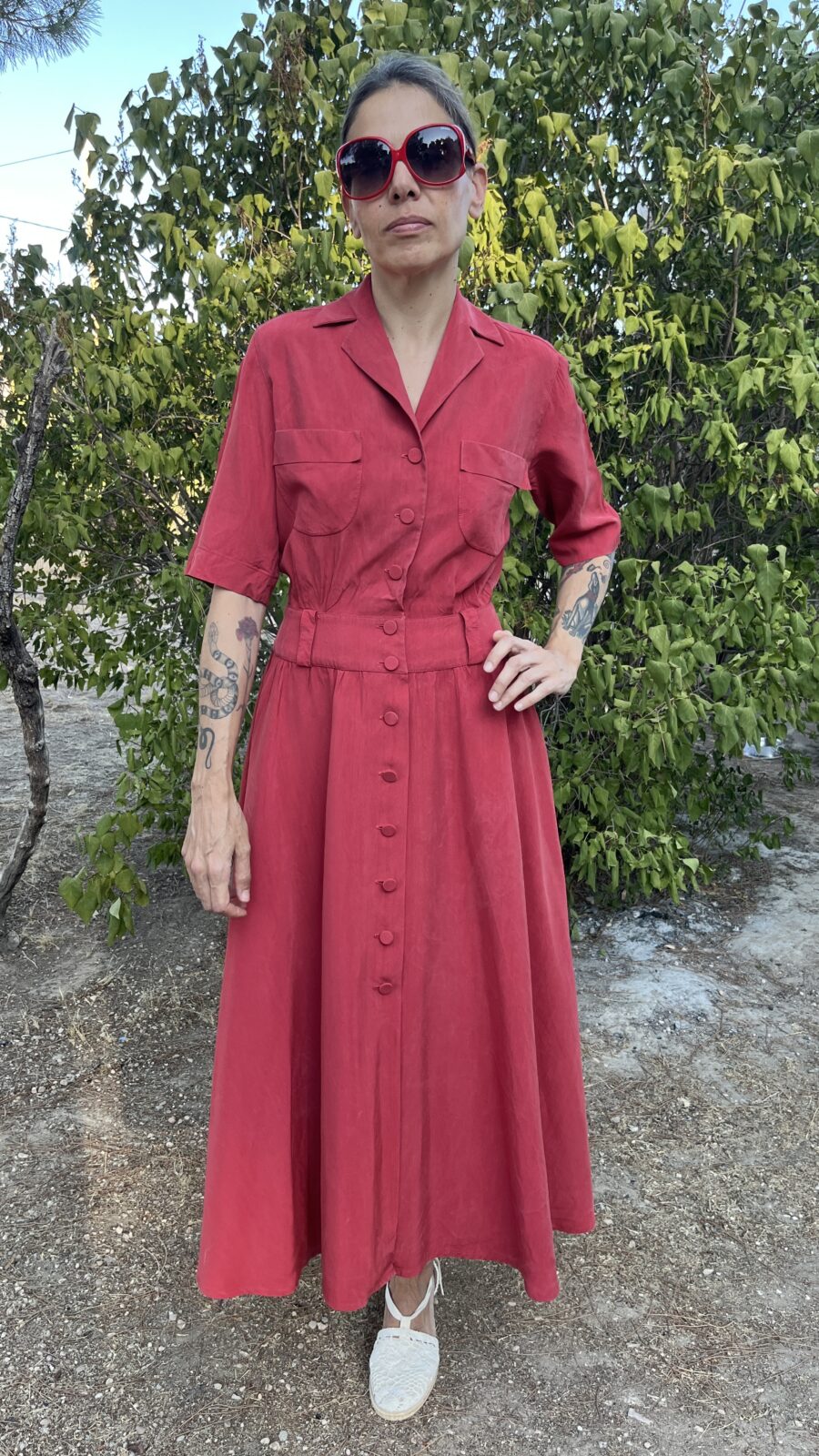 Vestido Vintage Camisero Rojo Coral de los Años 80 – Cintura Alta y Botonería Forrada - Imagen 4