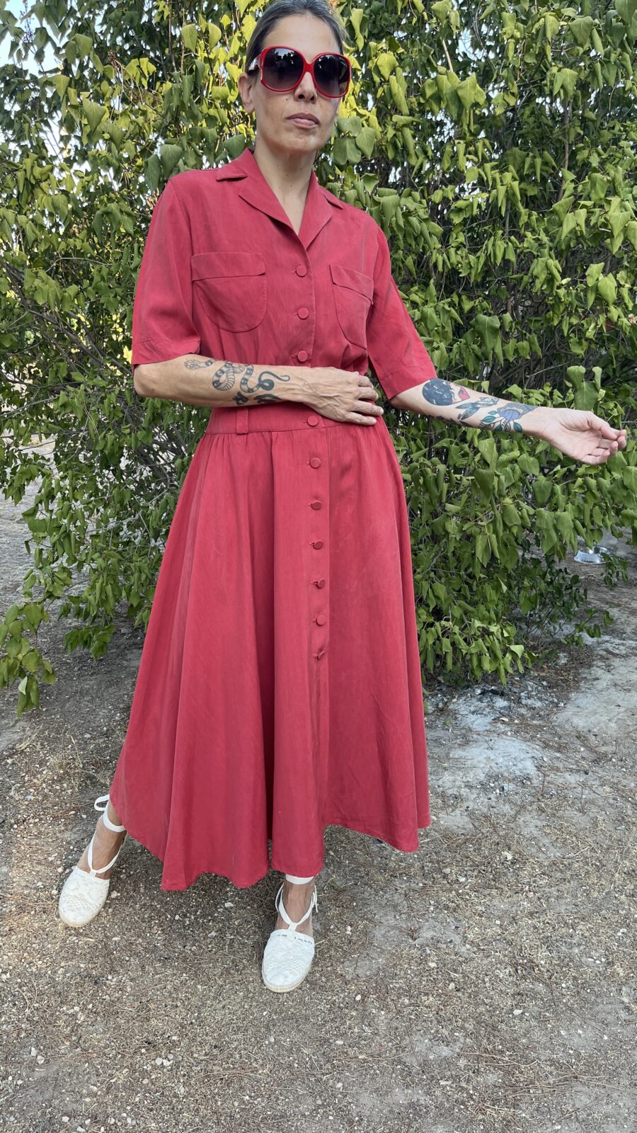 Vestido Vintage Camisero Rojo Coral de los Años 80 – Cintura Alta y Botonería Forrada - Imagen 3