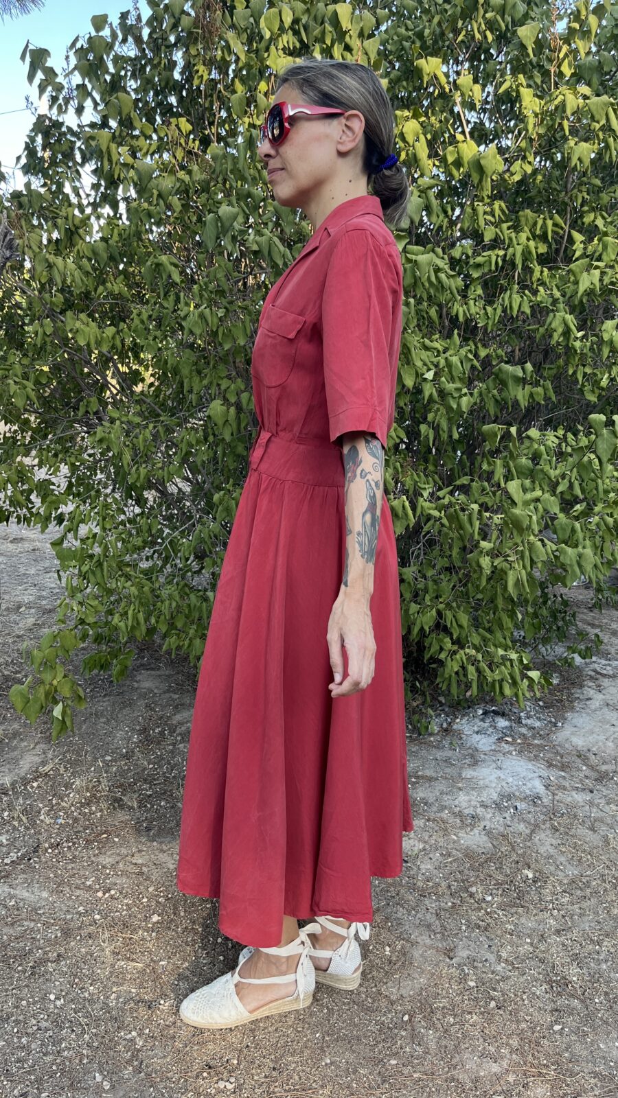 Vestido Vintage Camisero Rojo Coral de los Años 80 – Cintura Alta y Botonería Forrada - Imagen 2