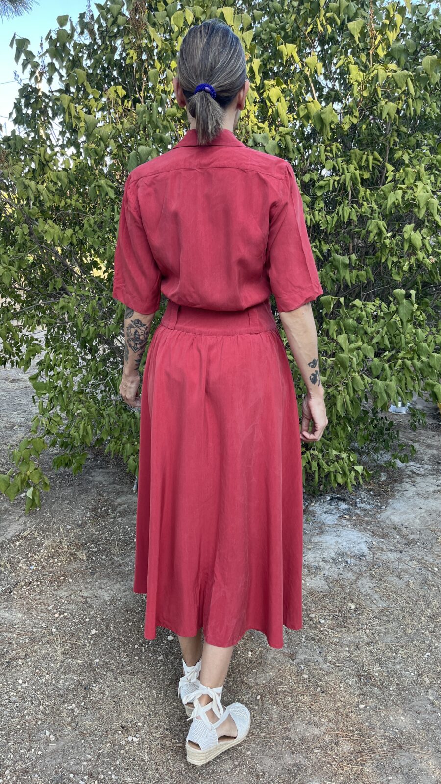 Vestido Vintage Camisero Rojo Coral de los Años 80 – Cintura Alta y Botonería Forrada - Imagen 8