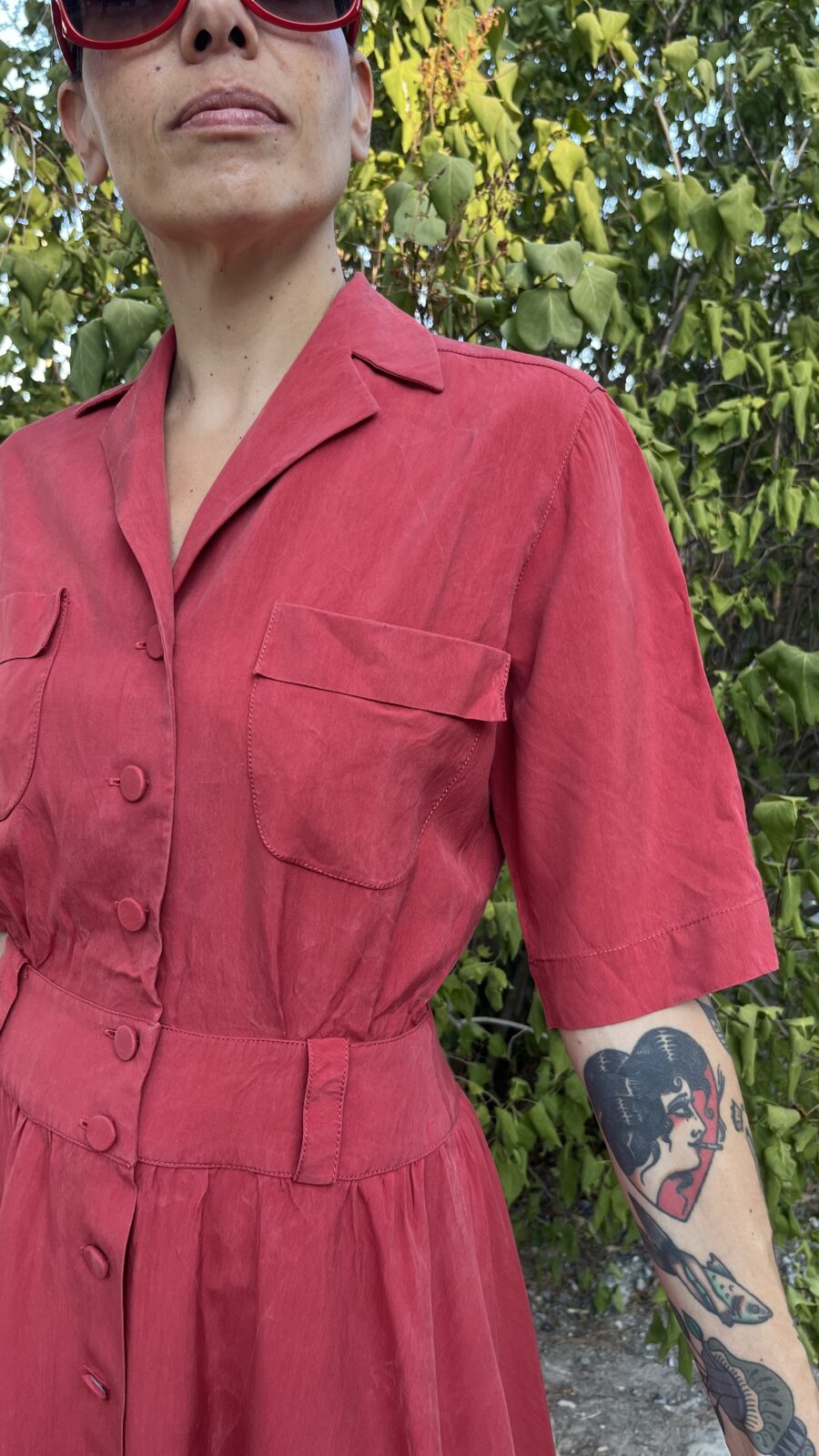 Vestido Vintage Camisero Rojo Coral de los Años 80 – Cintura Alta y Botonería Forrada - Imagen 7