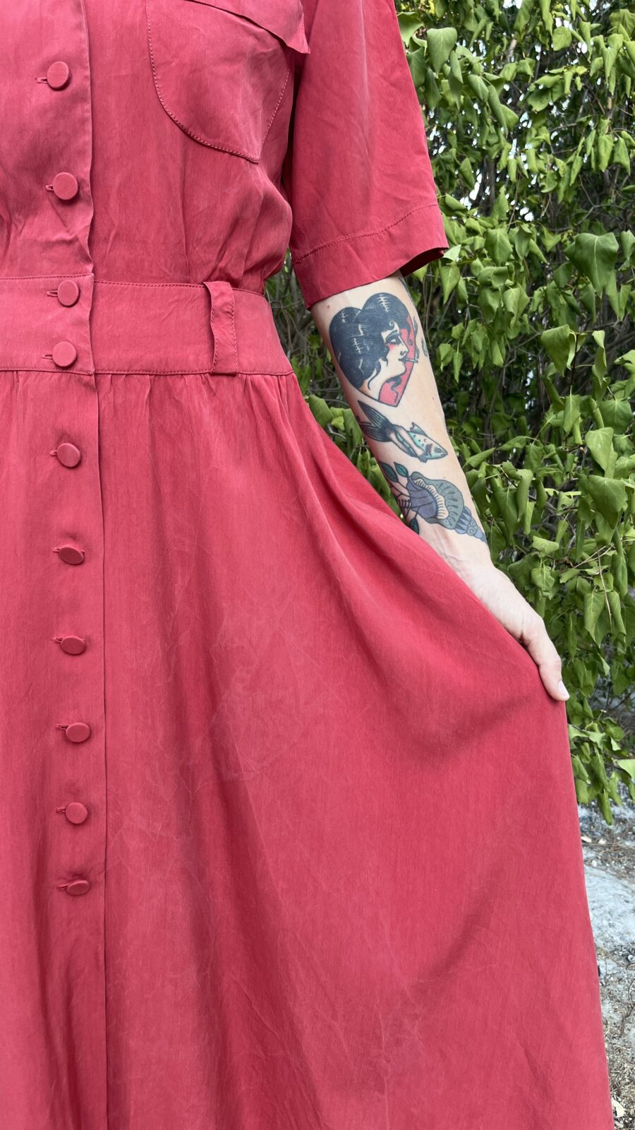 Vestido Vintage Camisero Rojo Coral de los Años 80 – Cintura Alta y Botonería Forrada - Imagen 6