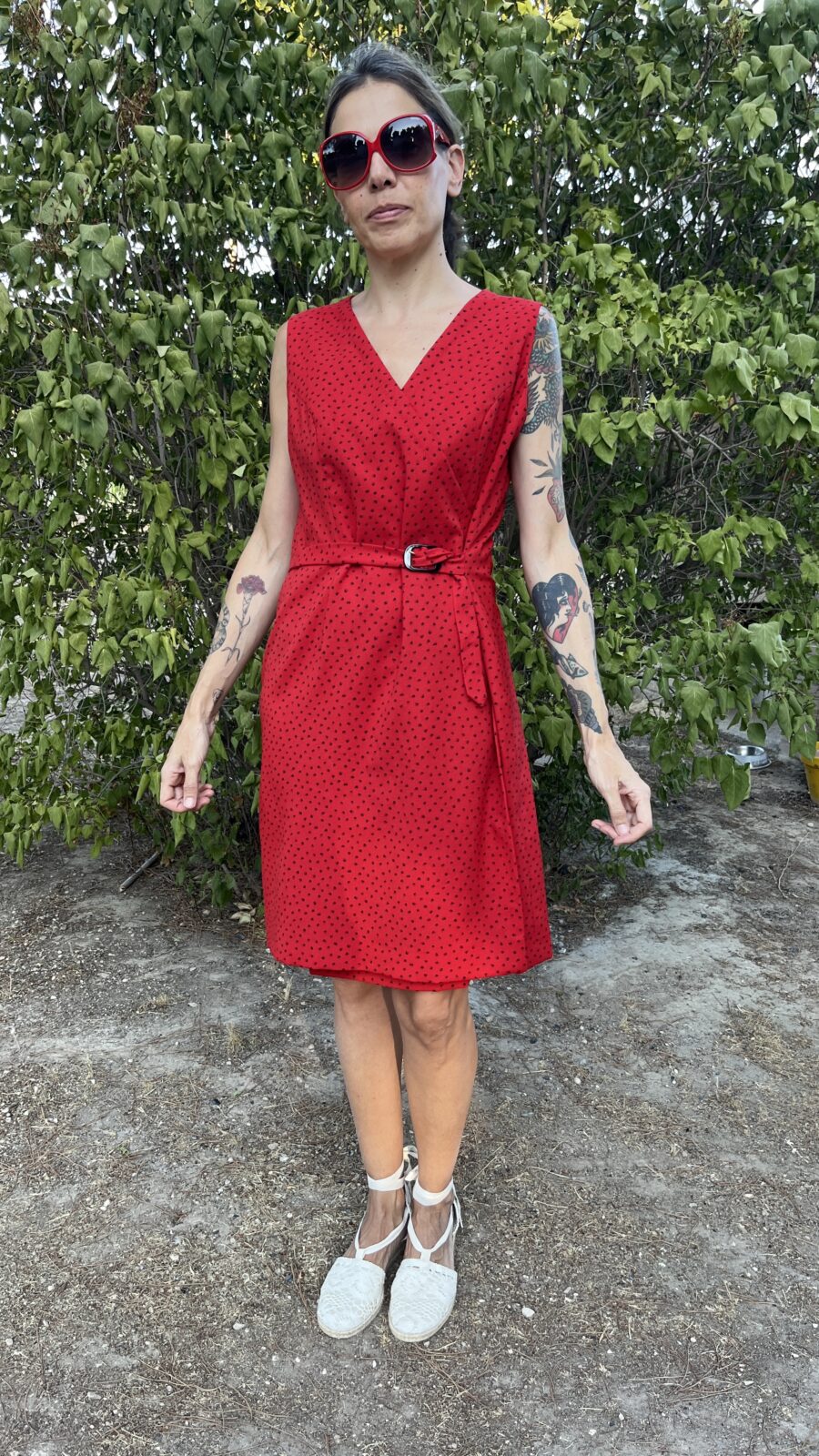 Vestido Vintage Años 70 Rojo con Estampado Negro y Cinturón Forrado - Imagen 4