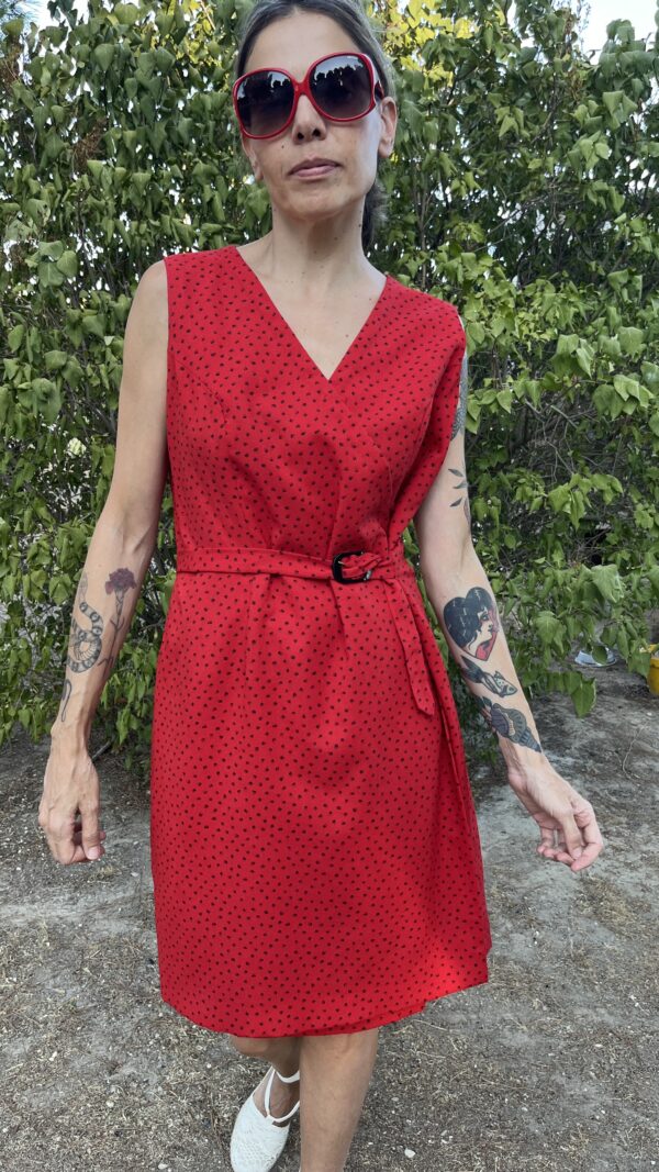 vestido vintage años 70, vestido rojo estampado negro, vestido cruzado sin mangas, vestido poliéster con cinturón, vestido artesanal años 70, moda vintage sostenible