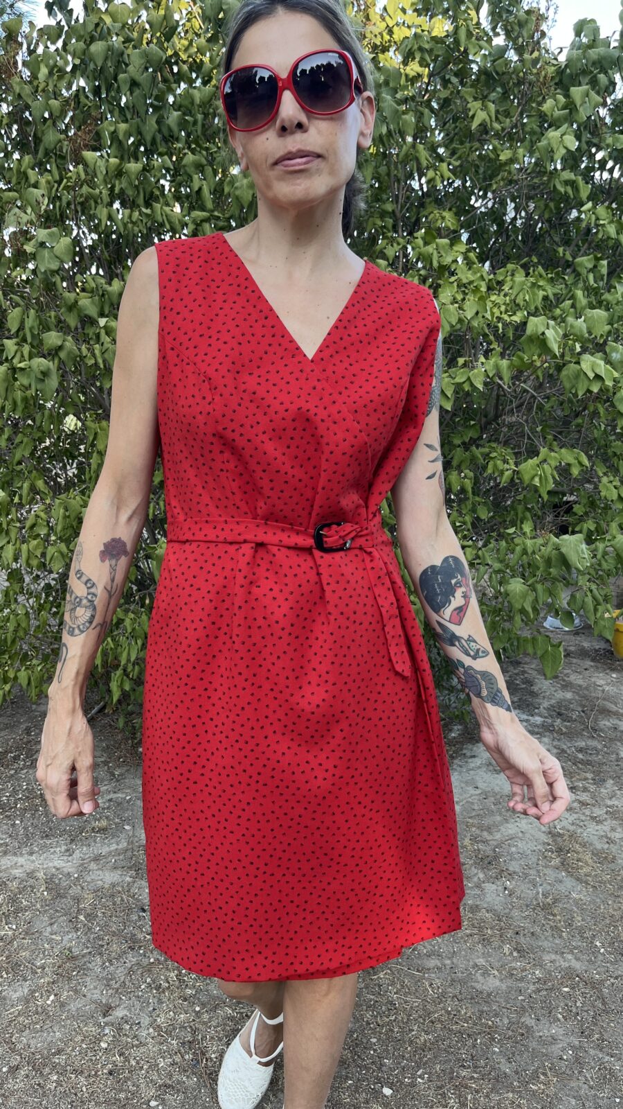 vestido vintage años 70, vestido rojo estampado negro, vestido cruzado sin mangas, vestido poliéster con cinturón, vestido artesanal años 70, moda vintage sostenible