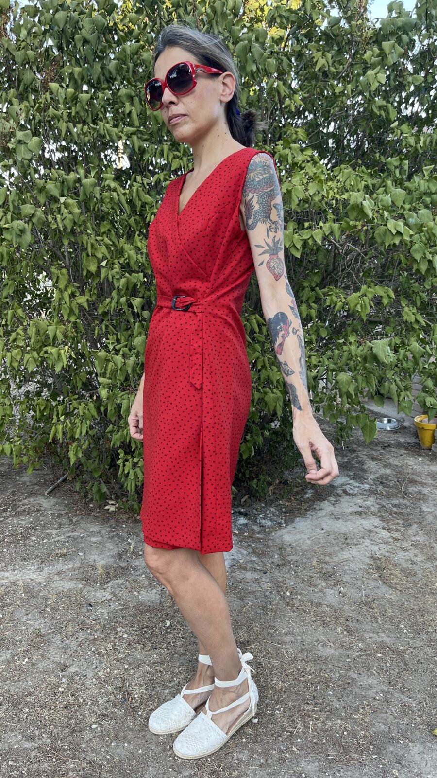 Vestido Vintage Años 70 Rojo con Estampado Negro y Cinturón Forrado - Imagen 5