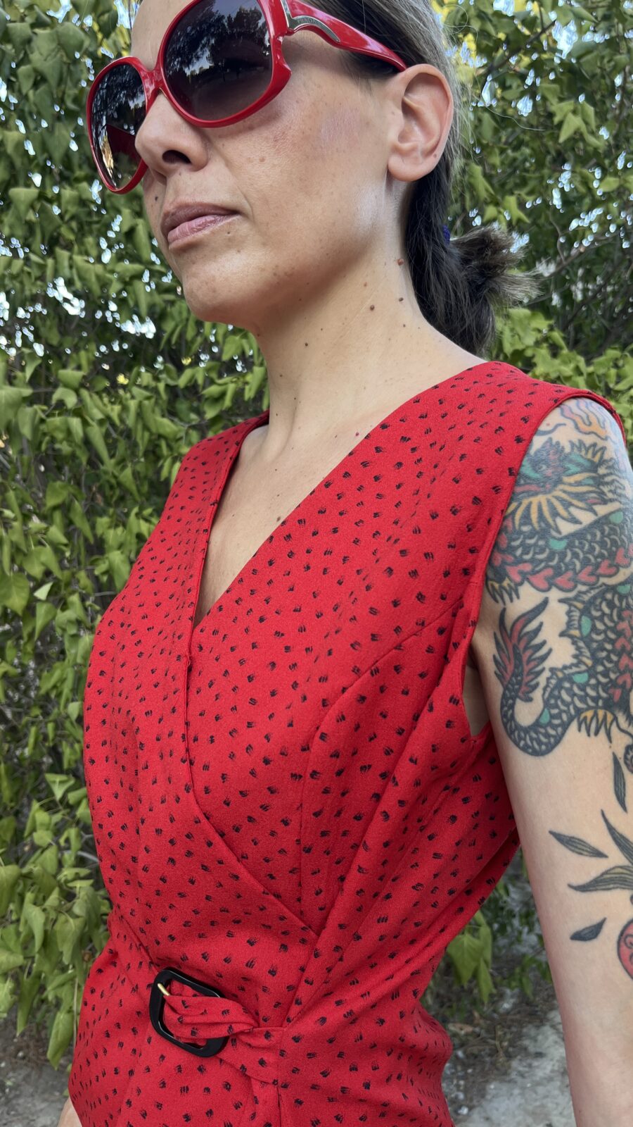 Vestido Vintage Años 70 Rojo con Estampado Negro y Cinturón Forrado - Imagen 3