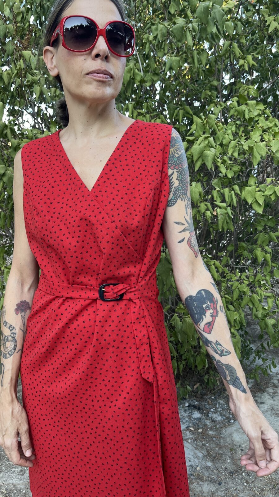 Vestido Vintage Años 70 Rojo con Estampado Negro y Cinturón Forrado - Imagen 2
