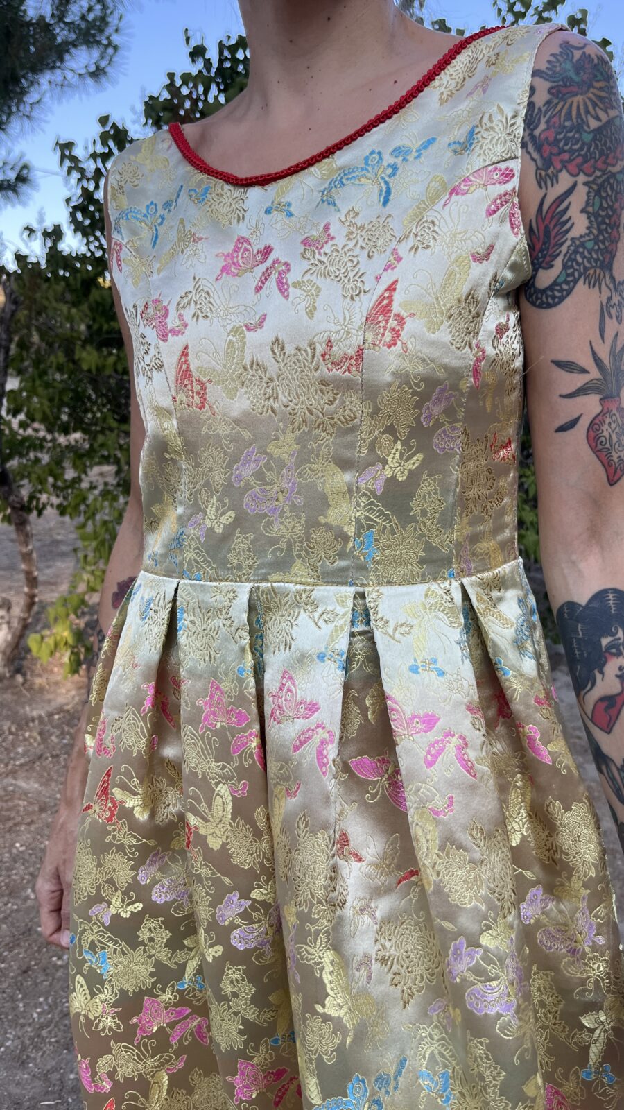Vestido Vintage Dorado con Estampado de Mariposas - Imagen 4