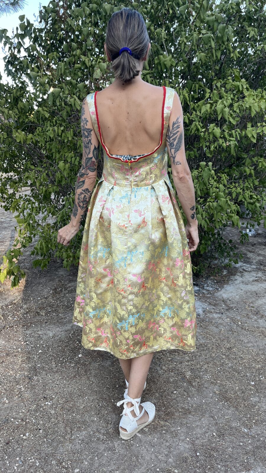 Vestido Vintage Dorado con Estampado de Mariposas - Imagen 5