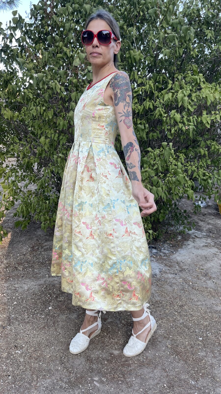 Vestido Vintage Dorado con Estampado de Mariposas - Imagen 3