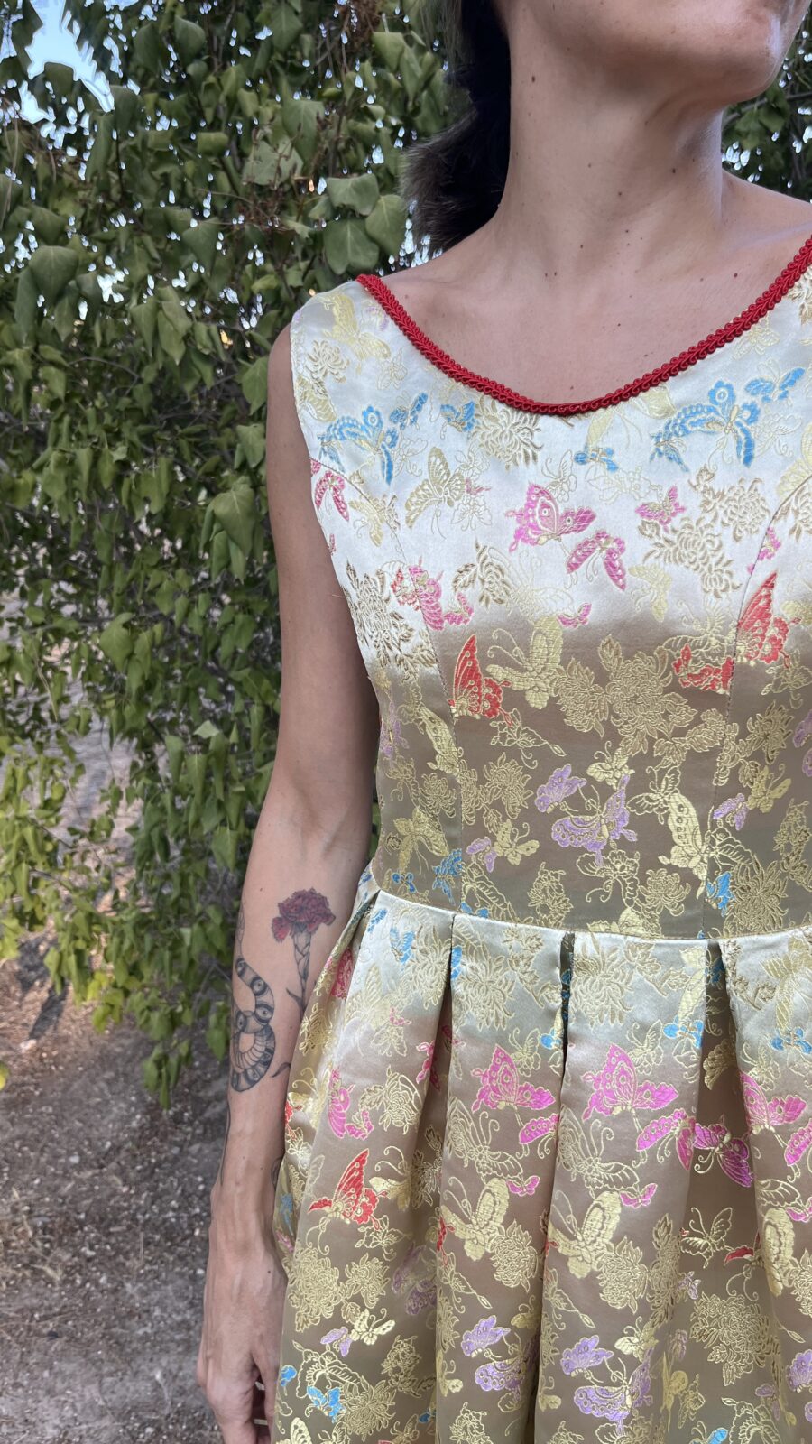 Vestido Vintage Dorado con Estampado de Mariposas - Imagen 2